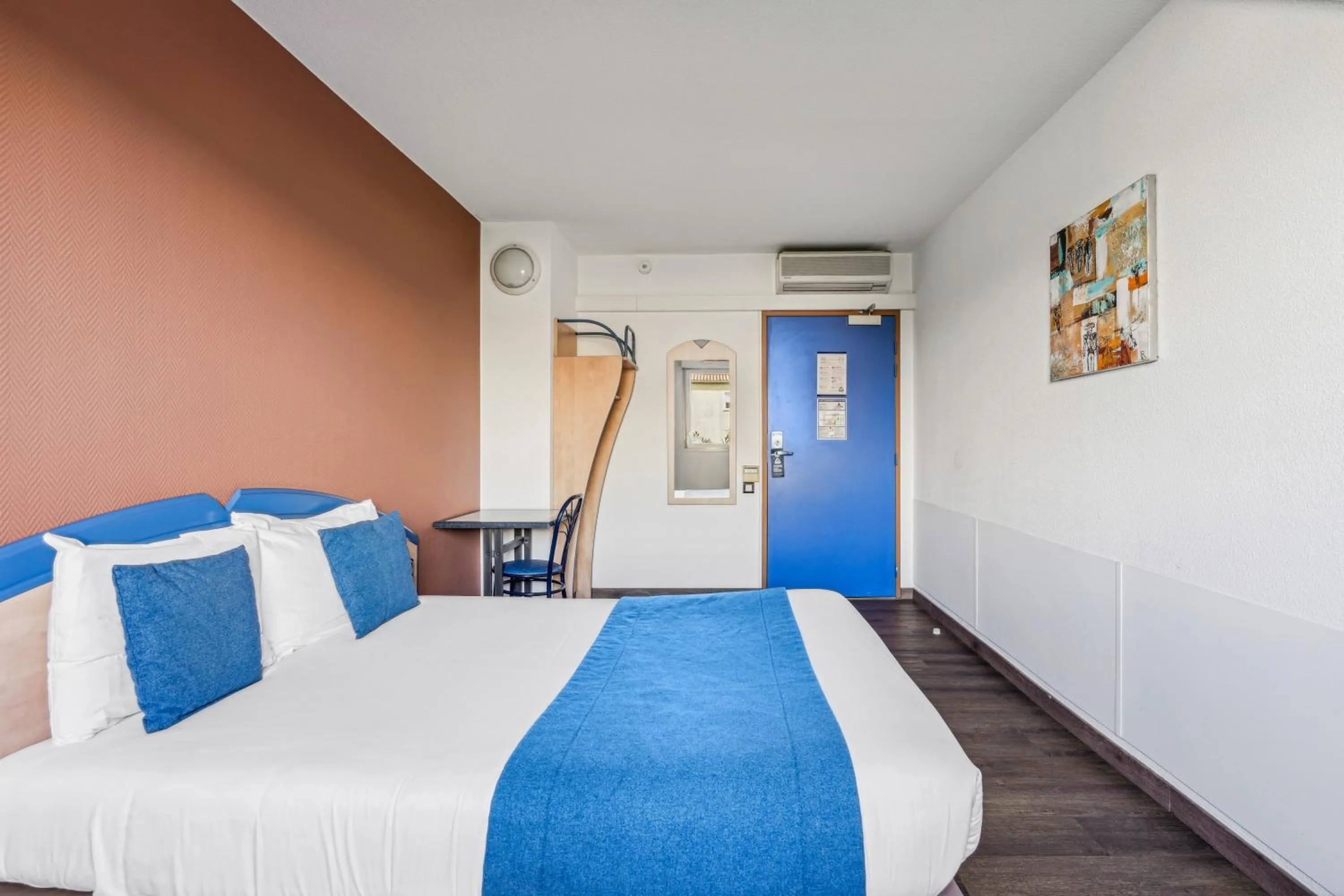 Facility for disabled guests, Bed in Hôtel AKENA Chateaurenard - Parc des Expositions Avignon