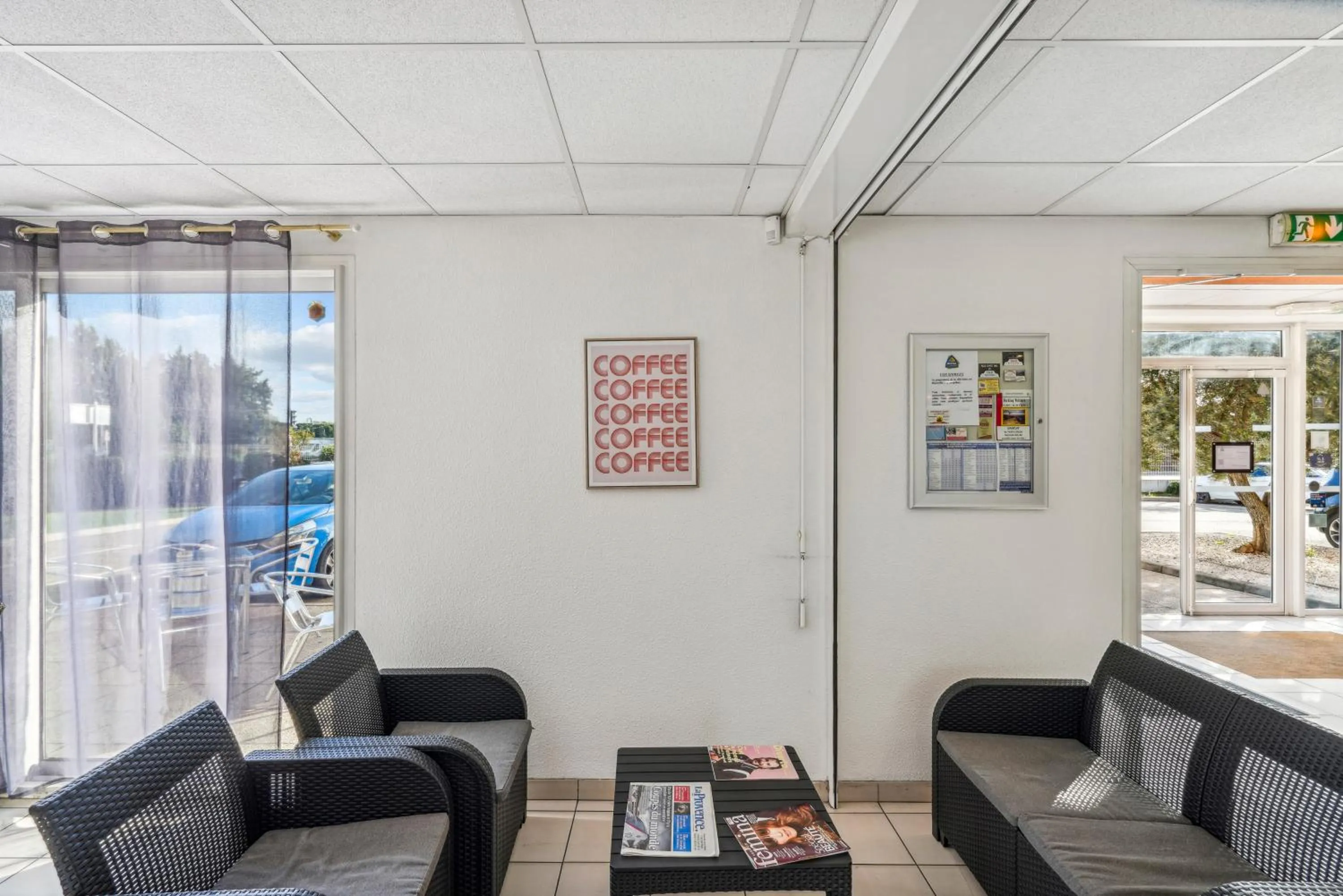 Lobby or reception in Hôtel AKENA Chateaurenard - Parc des Expositions Avignon