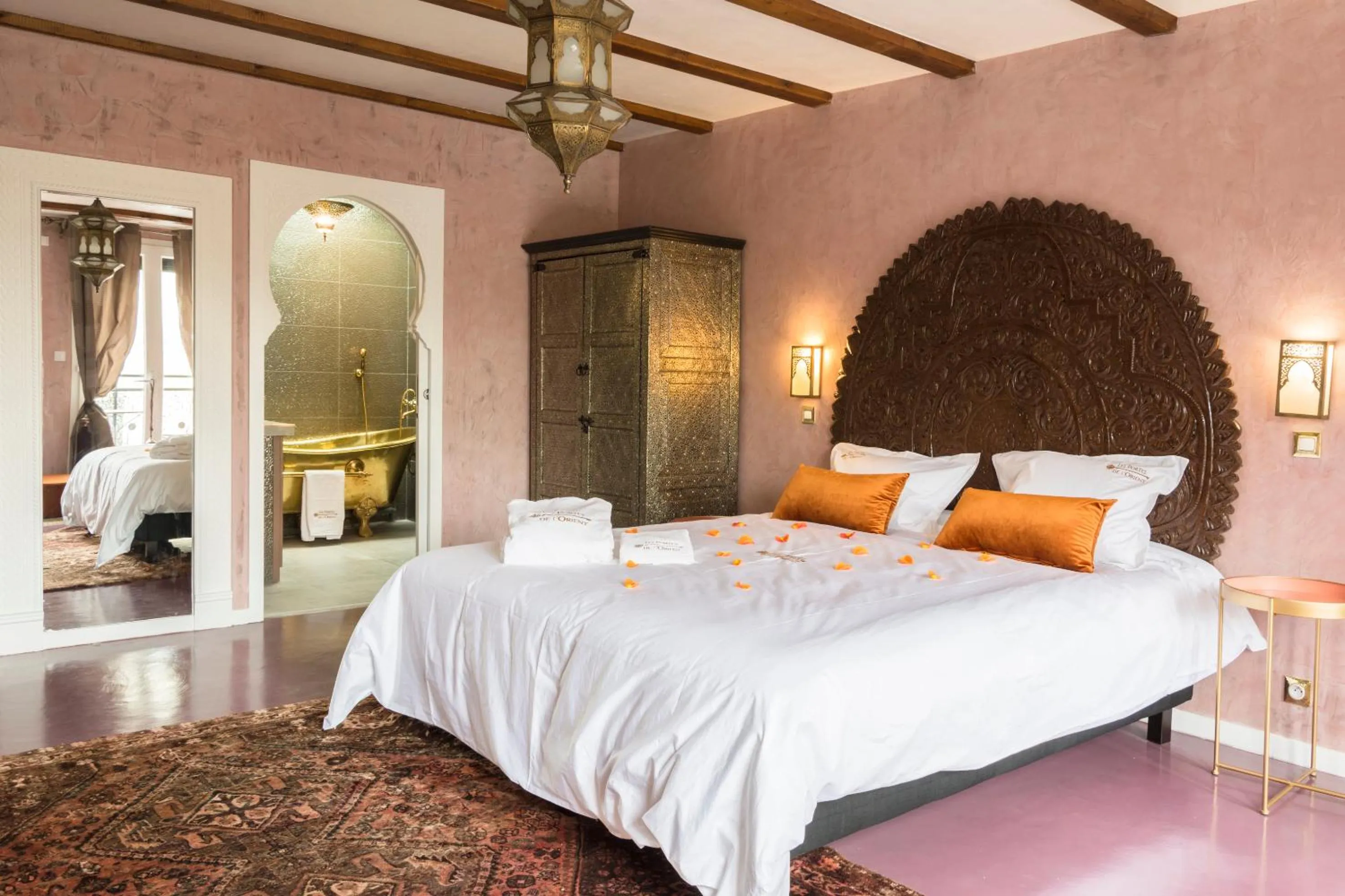 Bed in Riad SPA "Les Portes de l'Orient" TOURS