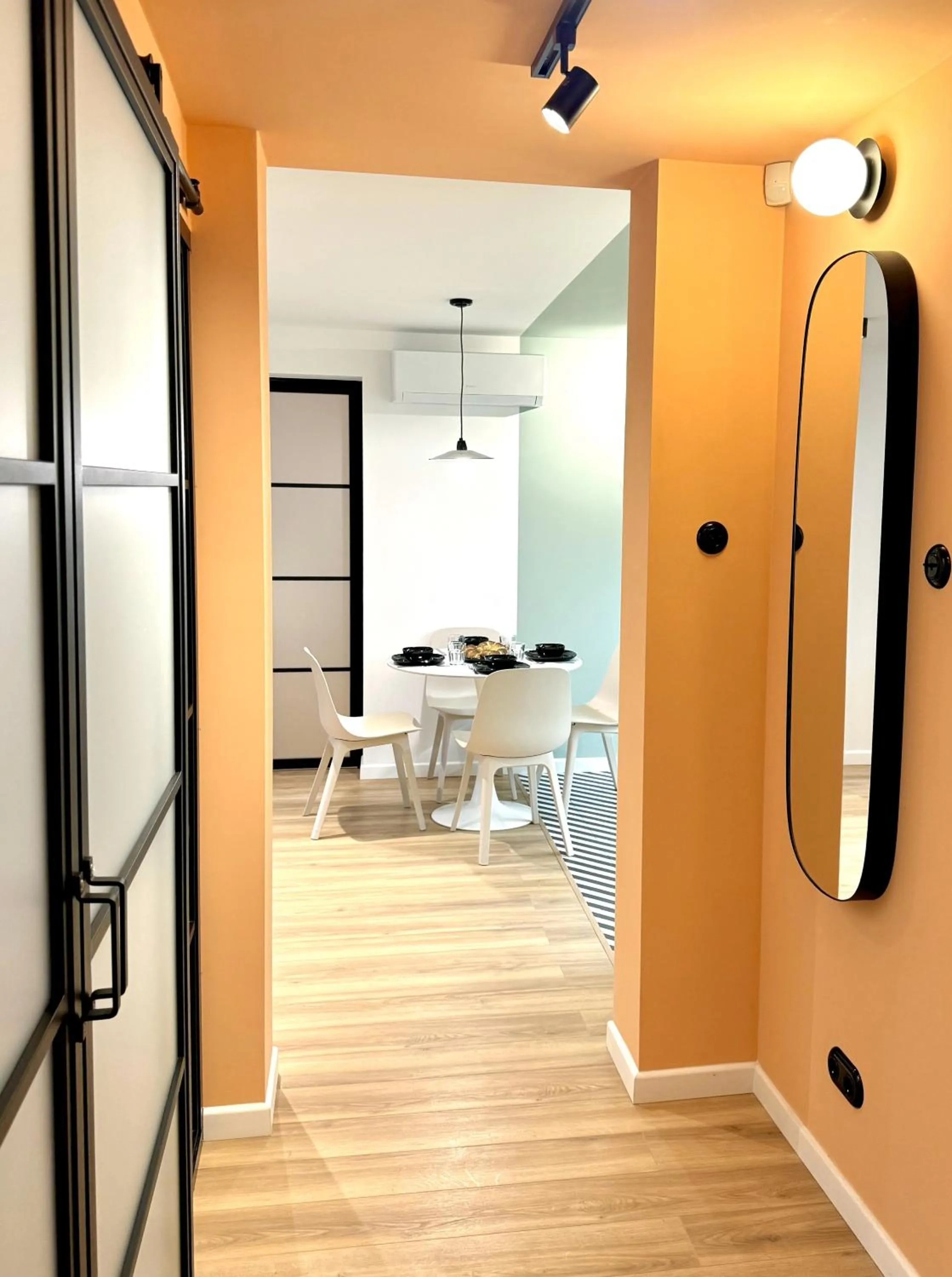 Dining area in Home & Travel Apartments - AC - Parking - City Centre - Manufaktura - OFF Piotrkowska - EC1 - ATLAS Arena - Orientarium - Monopolis