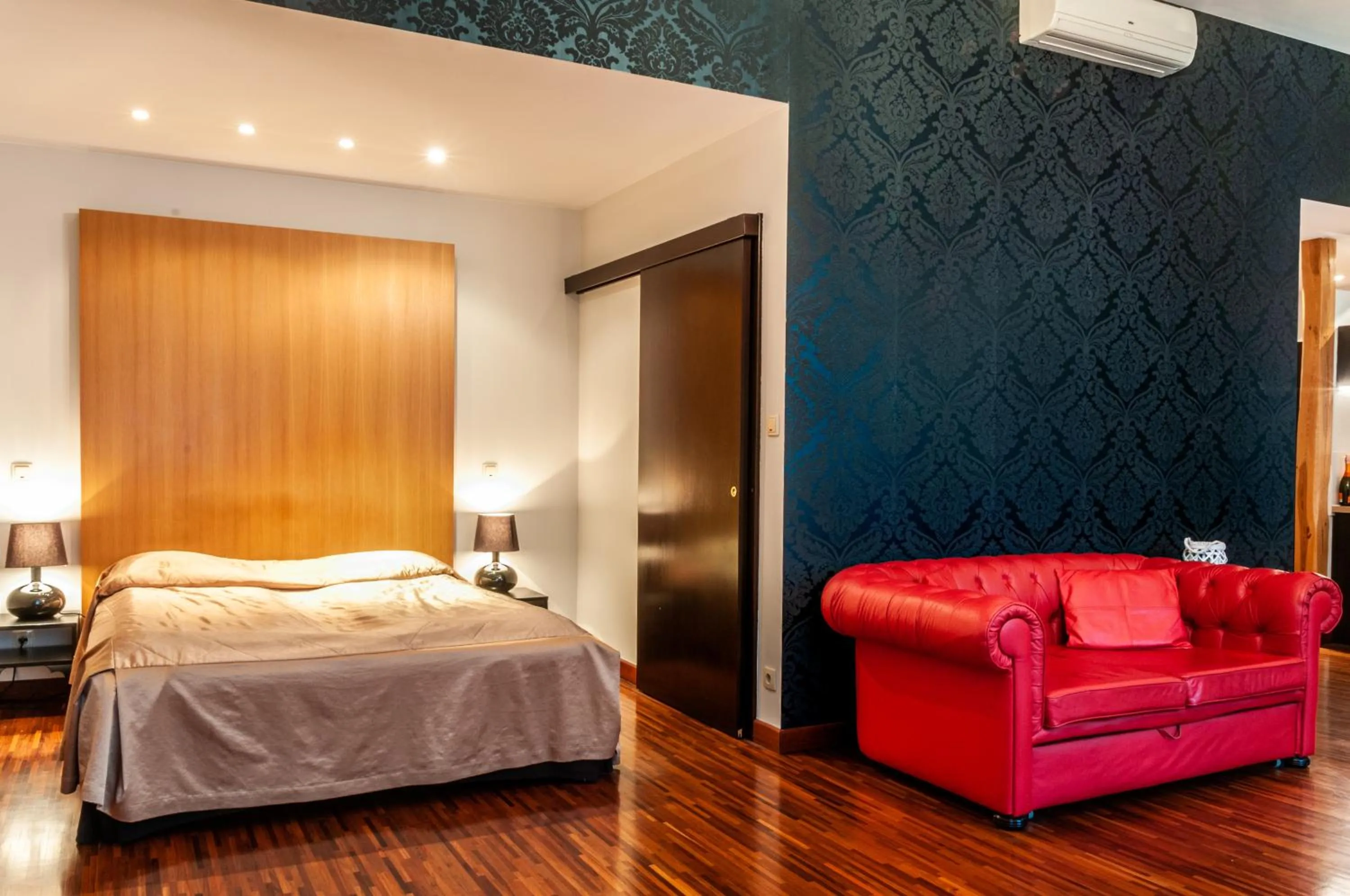 Bed in Home & Travel Apartments - AC - Parking - City Centre - Manufaktura - OFF Piotrkowska - EC1 - ATLAS Arena - Orientarium - Monopolis