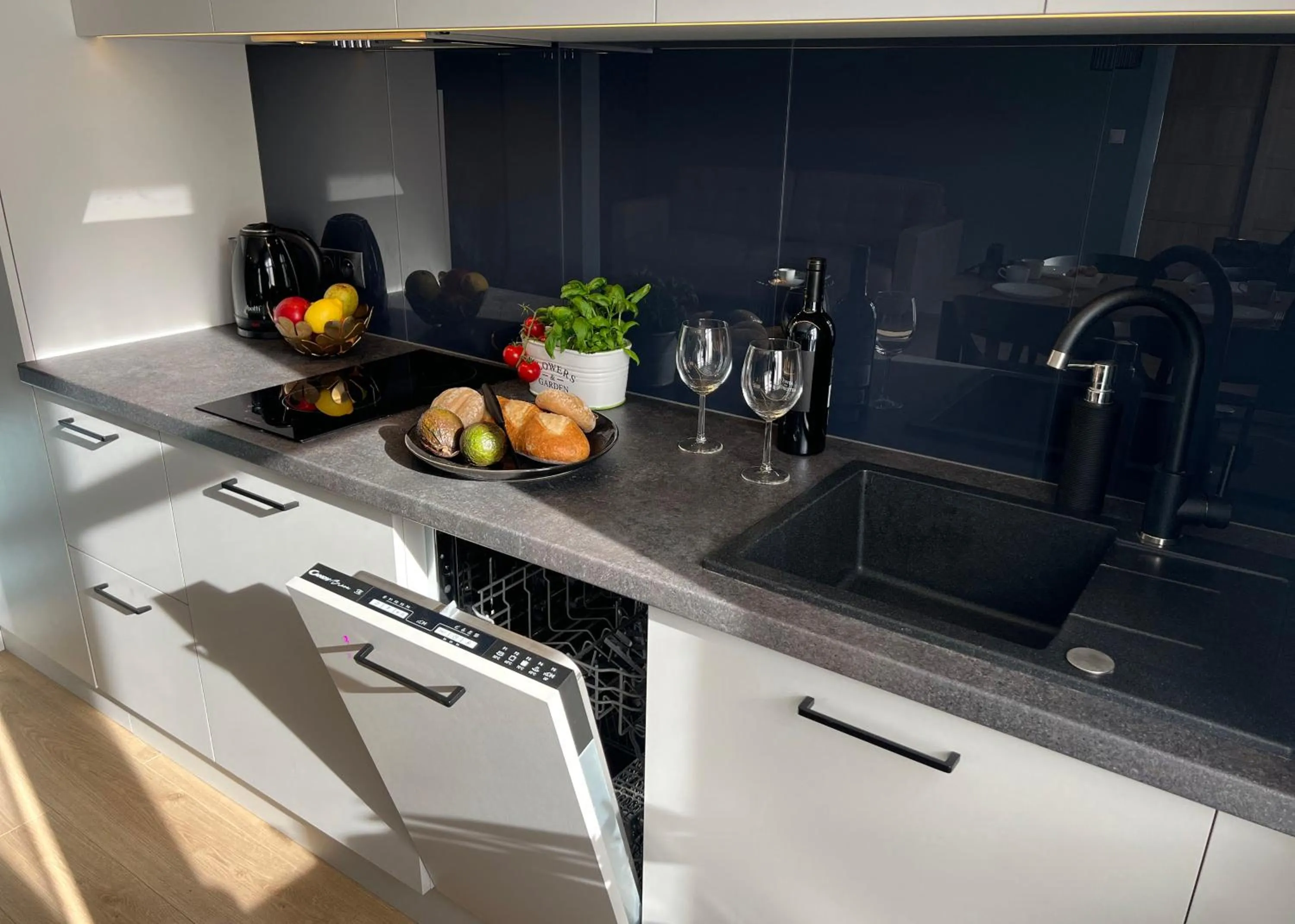 Kitchen or kitchenette in Home & Travel Apartments - AC - Parking - City Centre - Manufaktura - OFF Piotrkowska - EC1 - ATLAS Arena - Orientarium - Monopolis