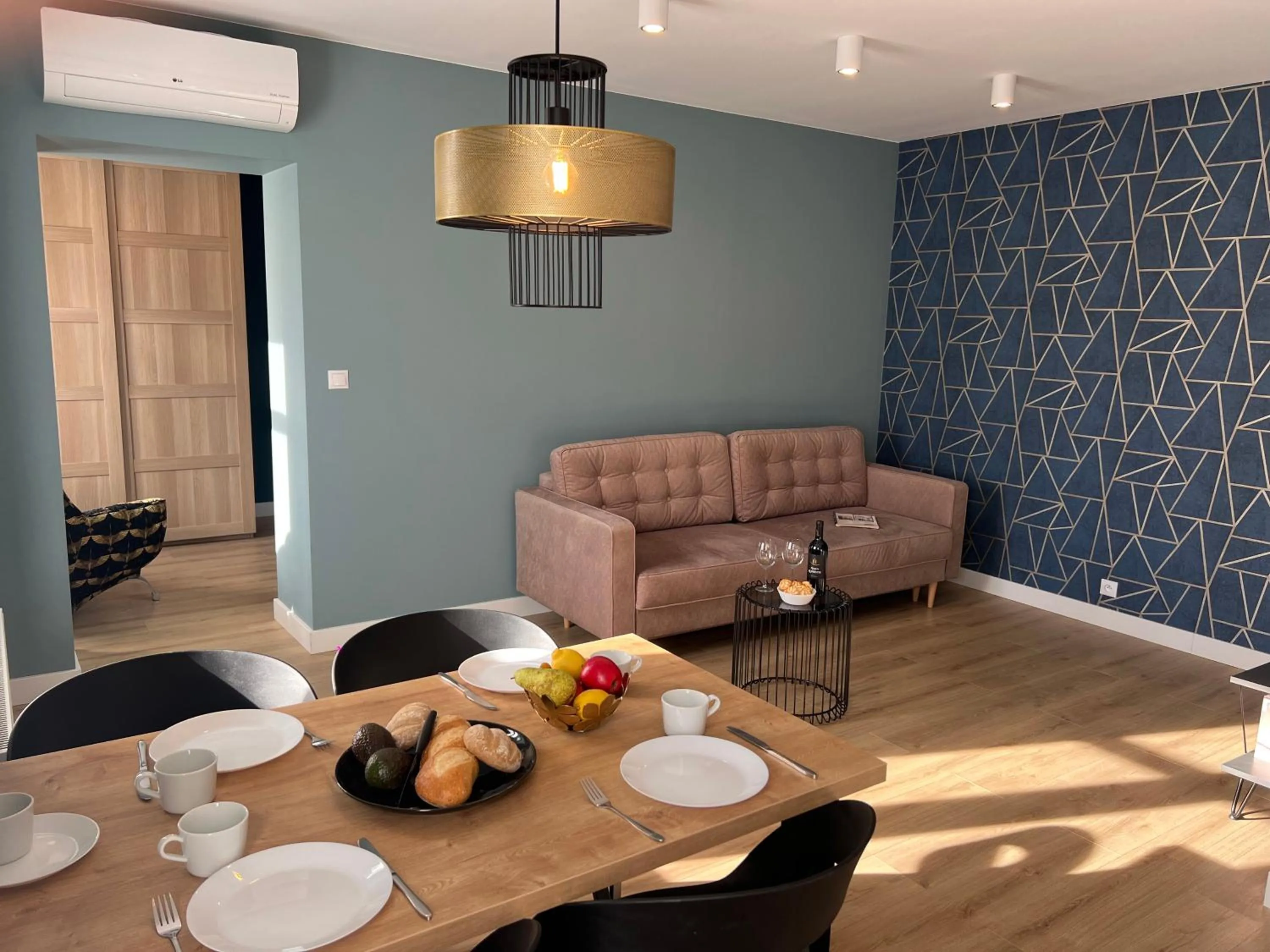 Living room in Home & Travel Apartments - AC - Parking - City Centre - Manufaktura - OFF Piotrkowska - EC1 - ATLAS Arena - Orientarium - Monopolis