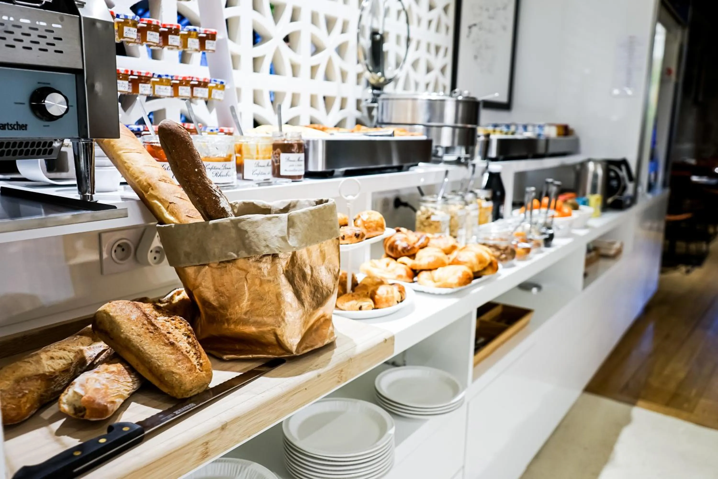 Buffet breakfast in Hôtel Le Collonges TV connecté wifi Netflix