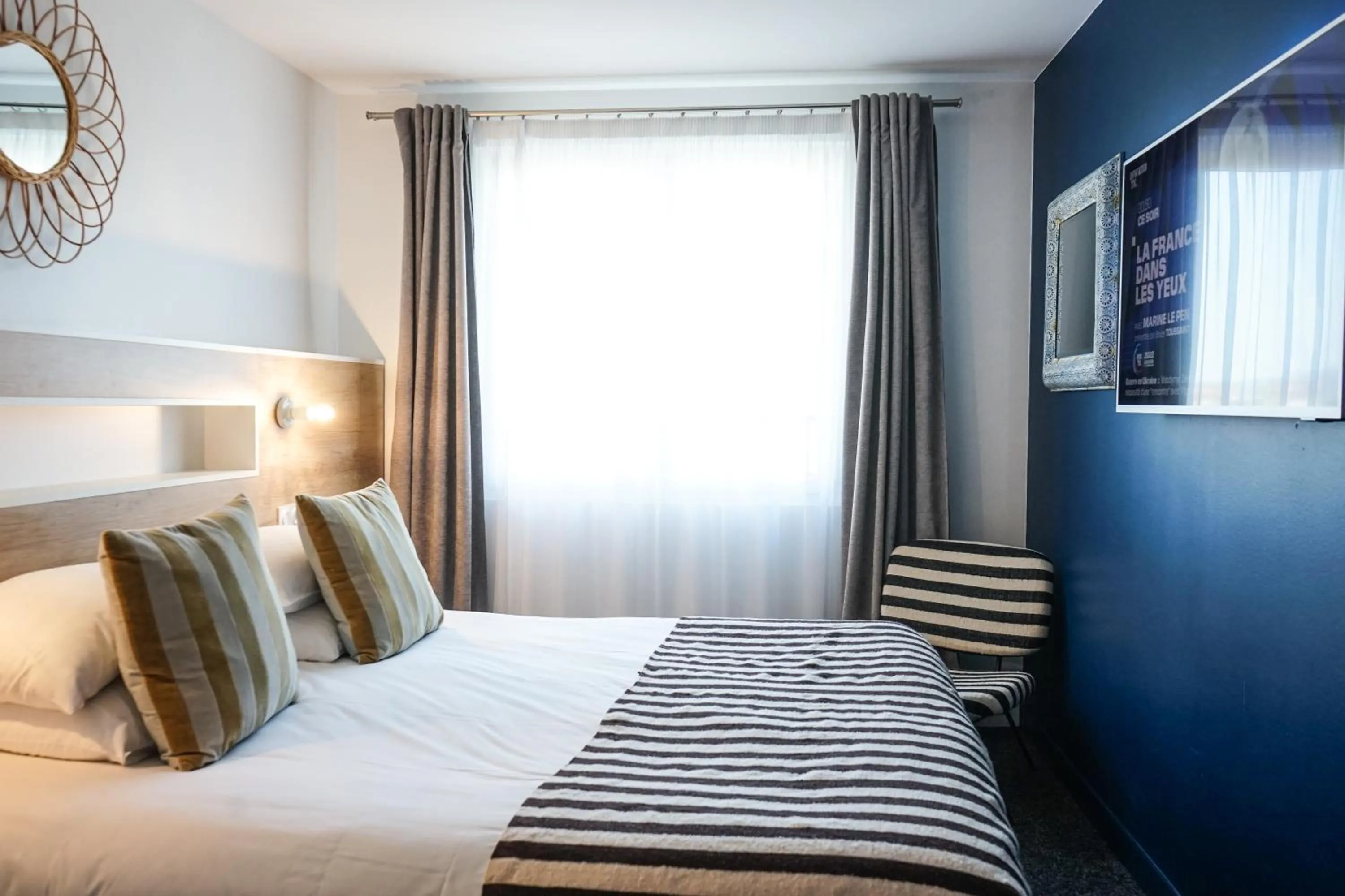 Bedroom, Bed in Hôtel Le Collonges TV connecté wifi Netflix