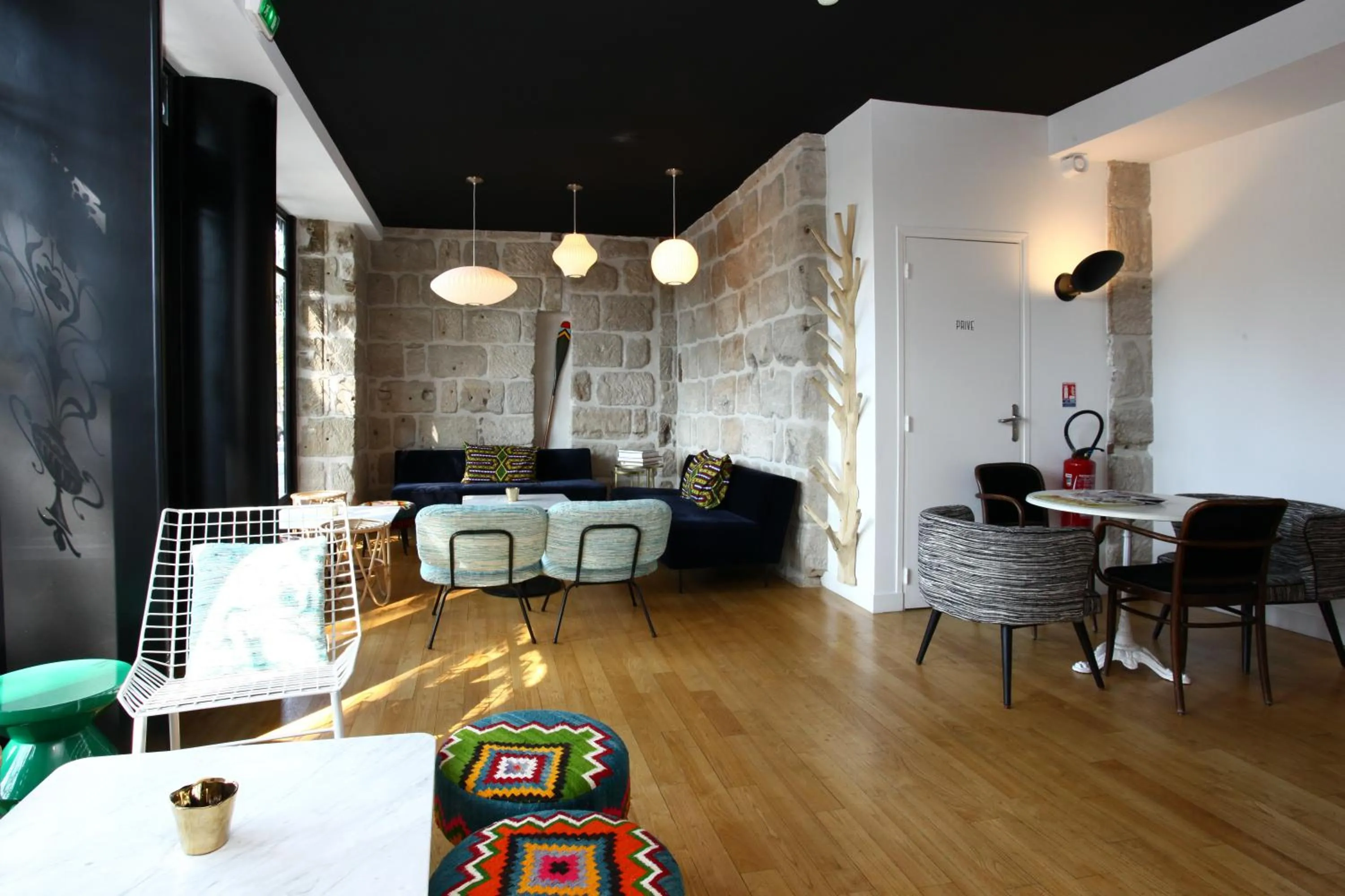 Living room in Hôtel Le Collonges TV connecté wifi Netflix