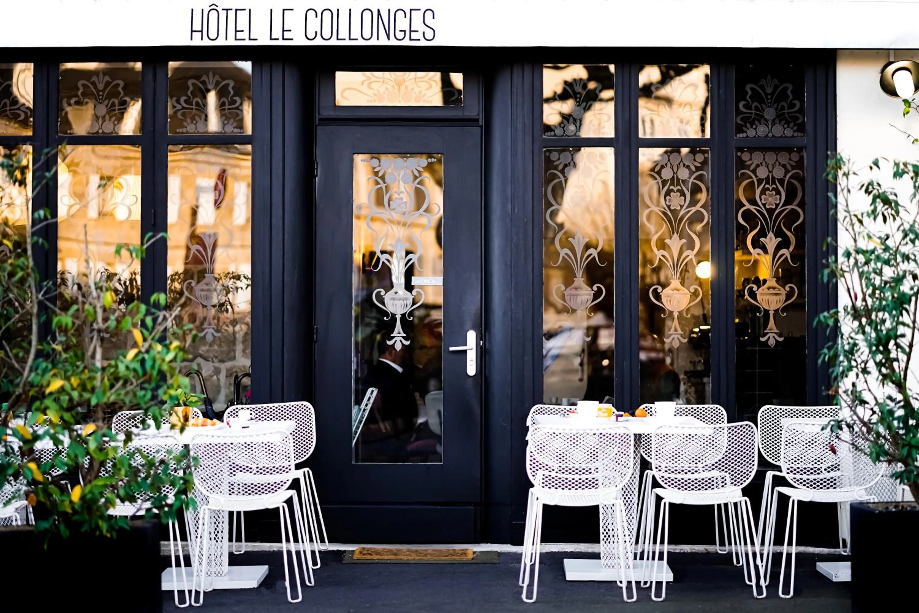 Patio in Hôtel Le Collonges TV connecté wifi Netflix