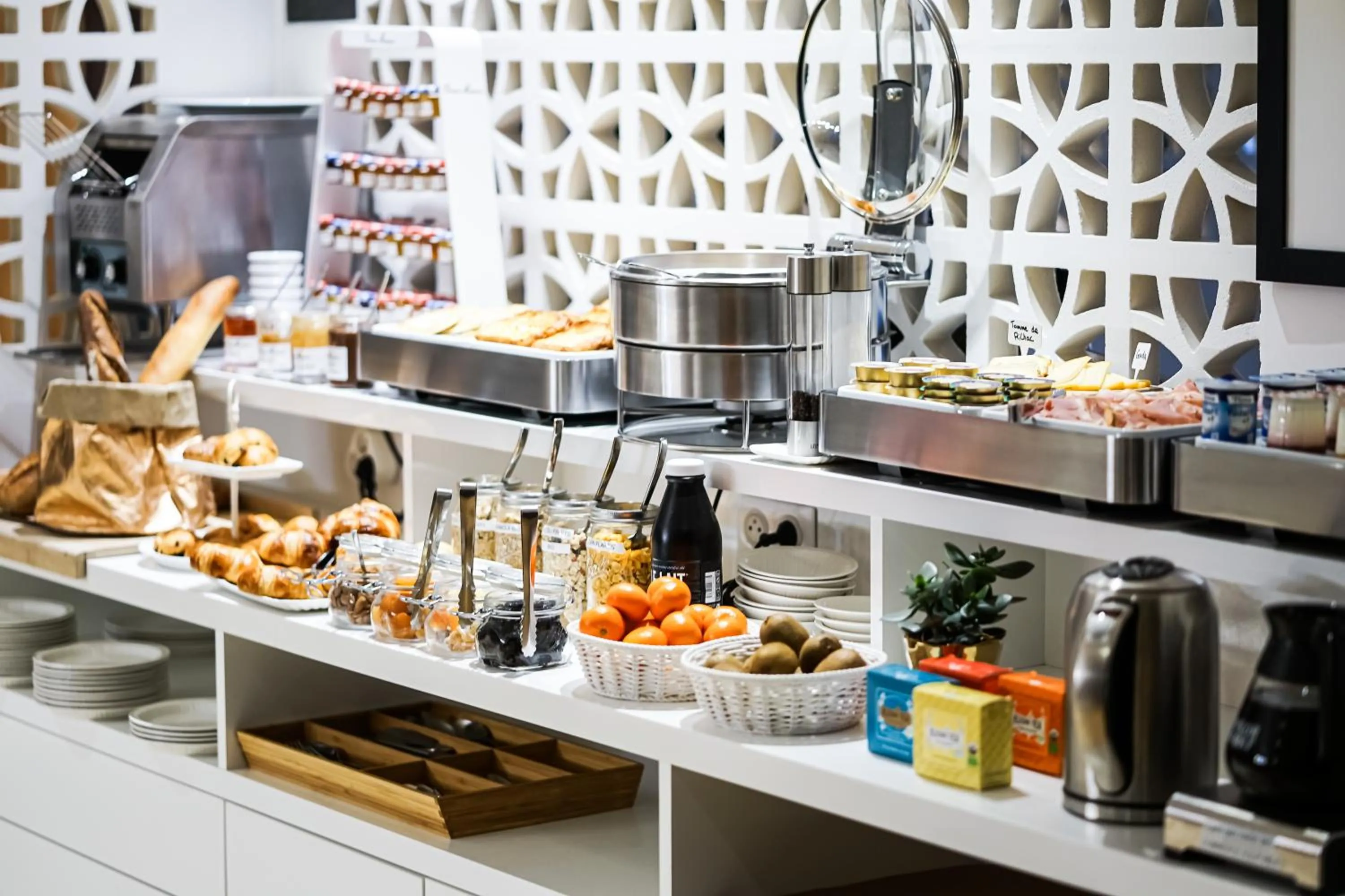 Buffet breakfast in Hôtel Le Collonges TV connecté wifi Netflix