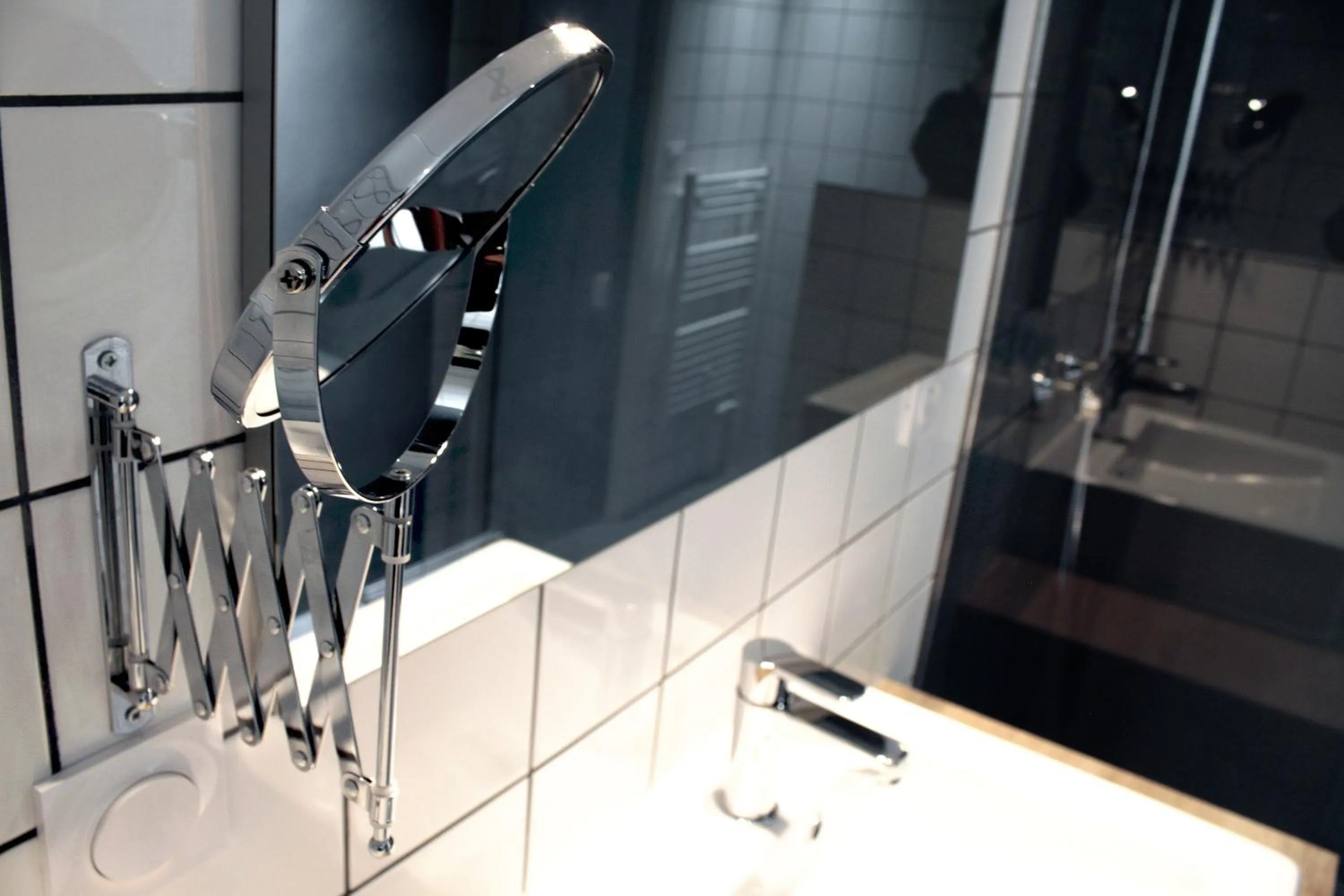 Bathroom in Hôtel Le Collonges TV connecté wifi Netflix