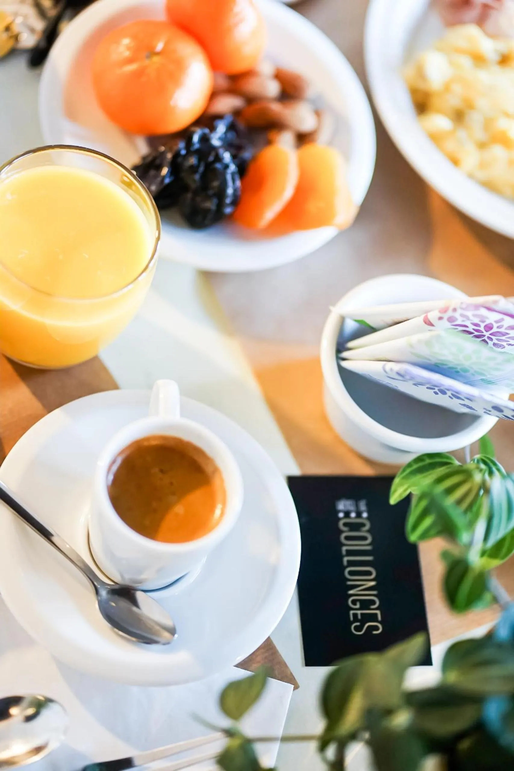 Food and drinks in Hôtel Le Collonges TV connecté wifi Netflix