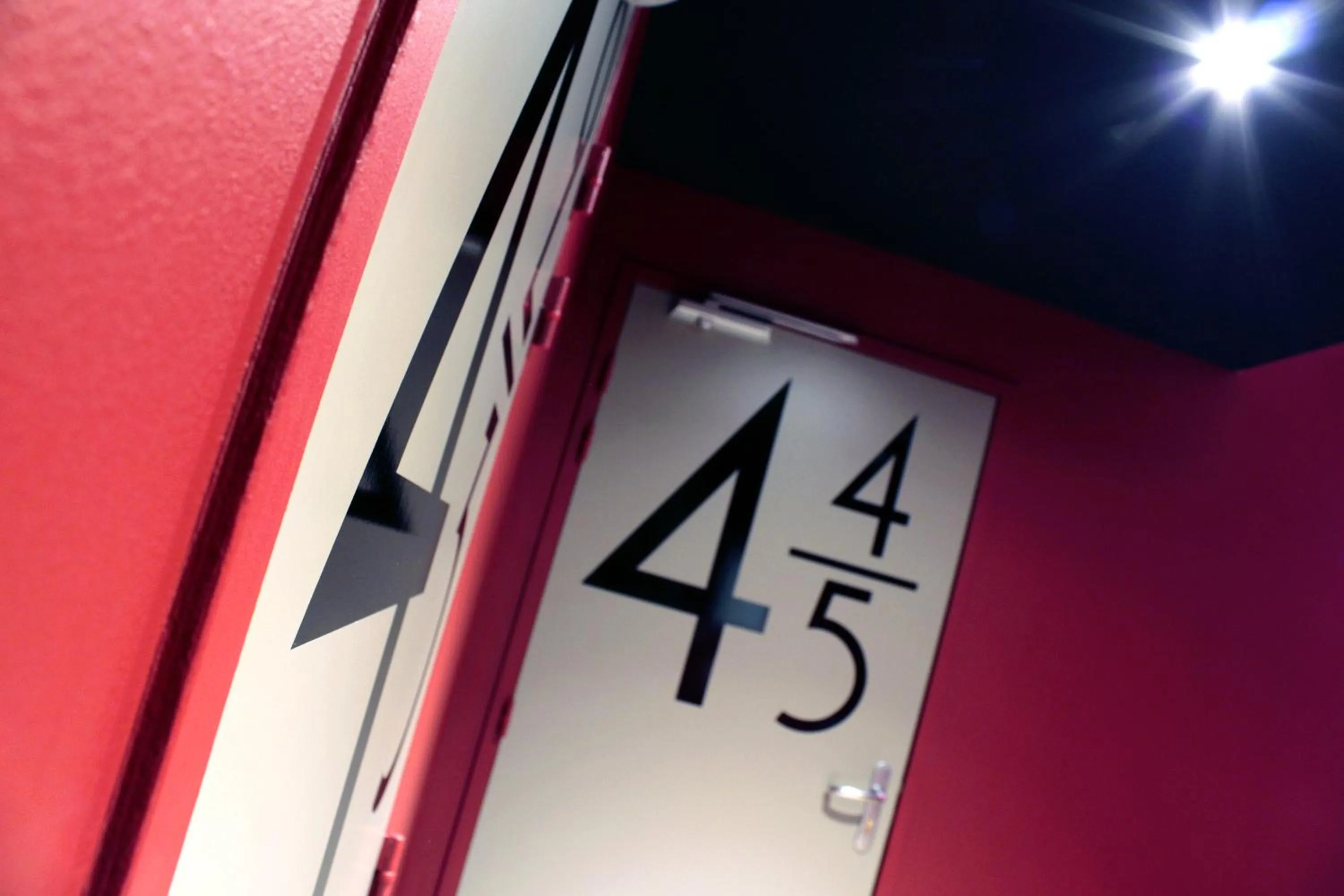 Decorative detail in Hôtel Le Collonges TV connecté wifi Netflix