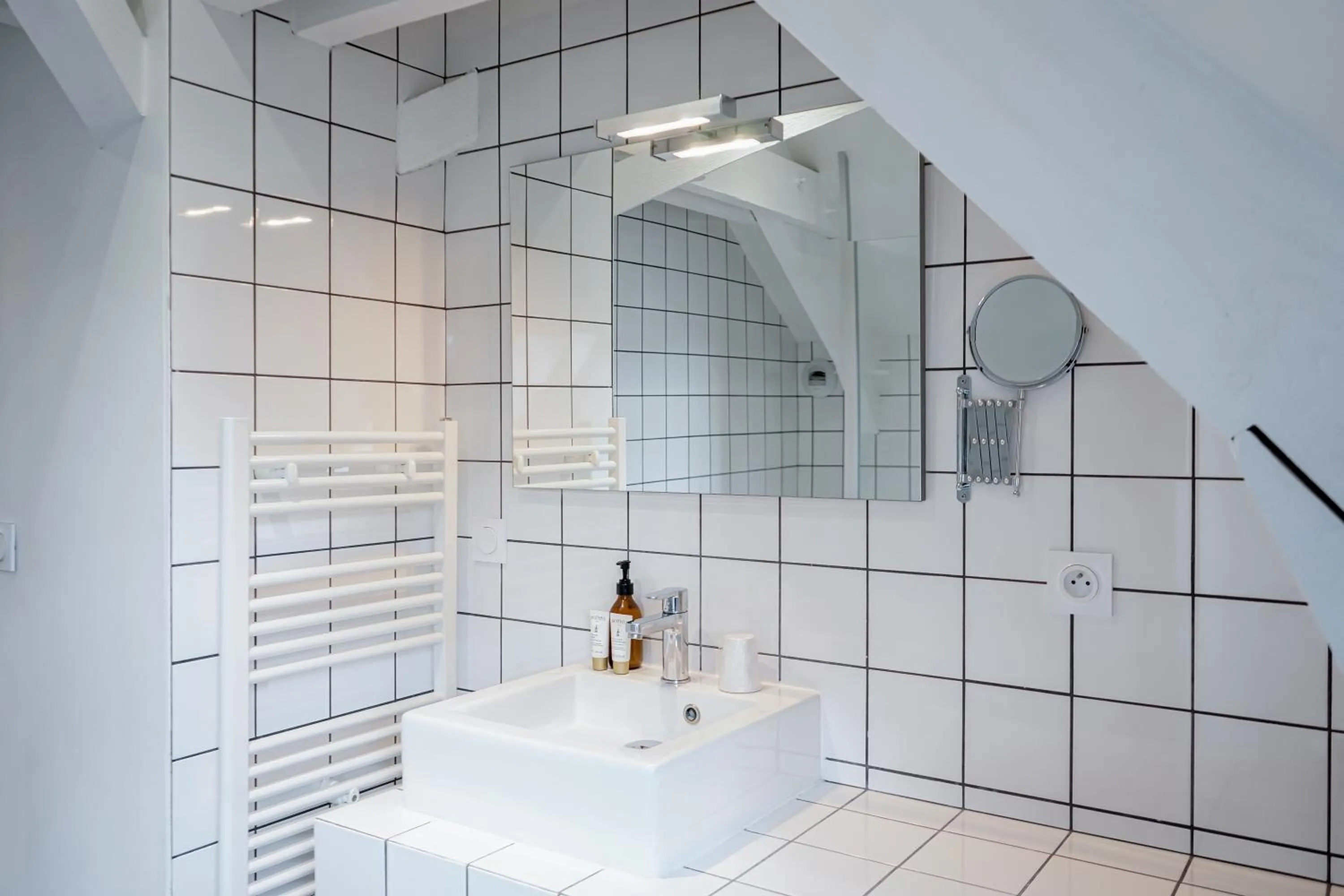 Bathroom in Hôtel Le Collonges TV connecté wifi Netflix