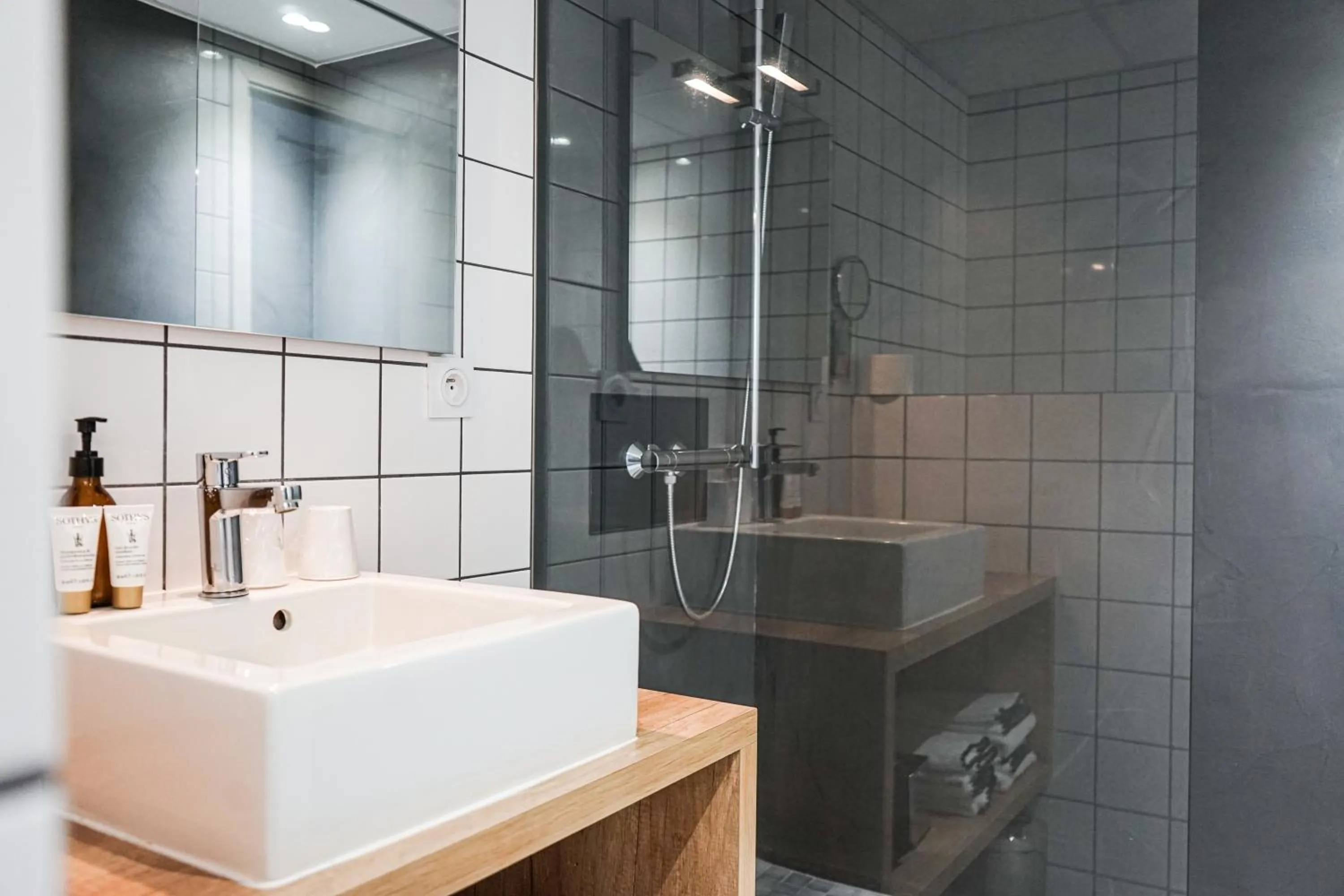 Bathroom in Hôtel Le Collonges TV connecté wifi Netflix