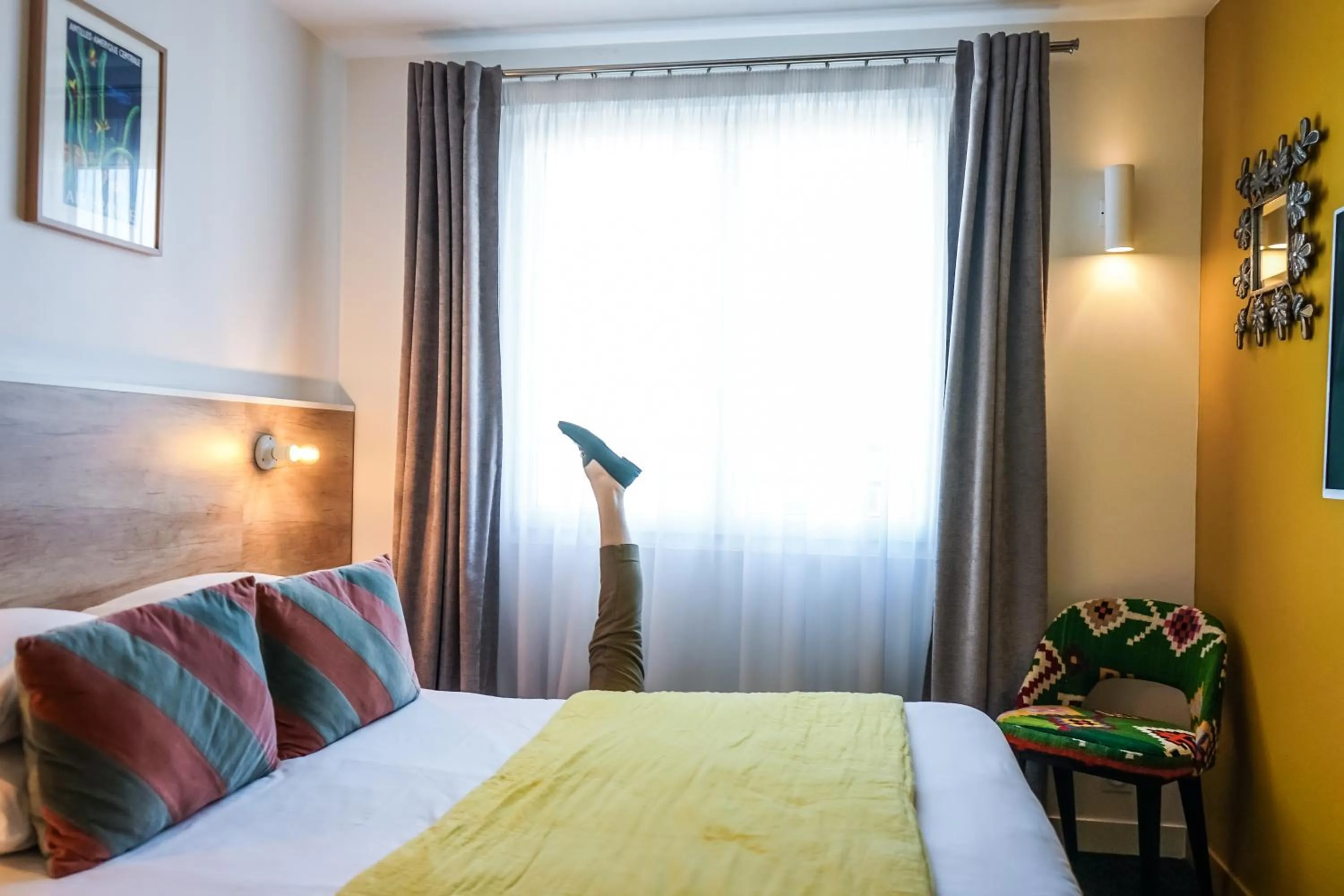 Bedroom, Bed in Hôtel Le Collonges TV connecté wifi Netflix