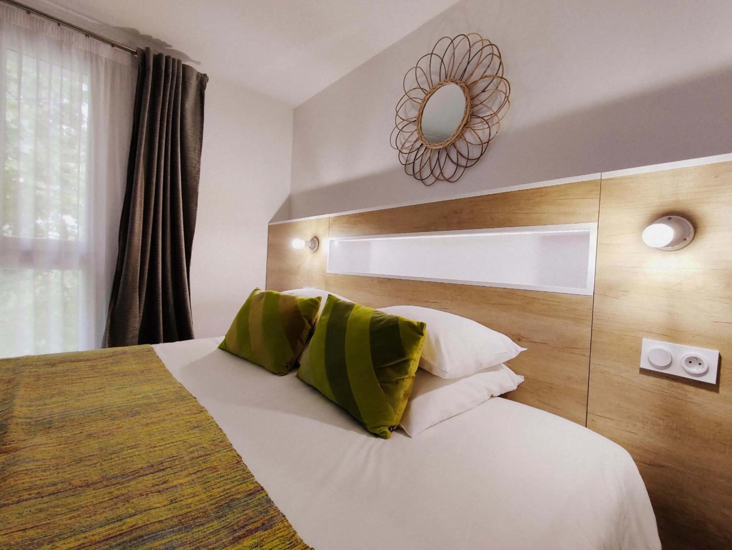 Bed in Hôtel Le Collonges TV connecté wifi Netflix