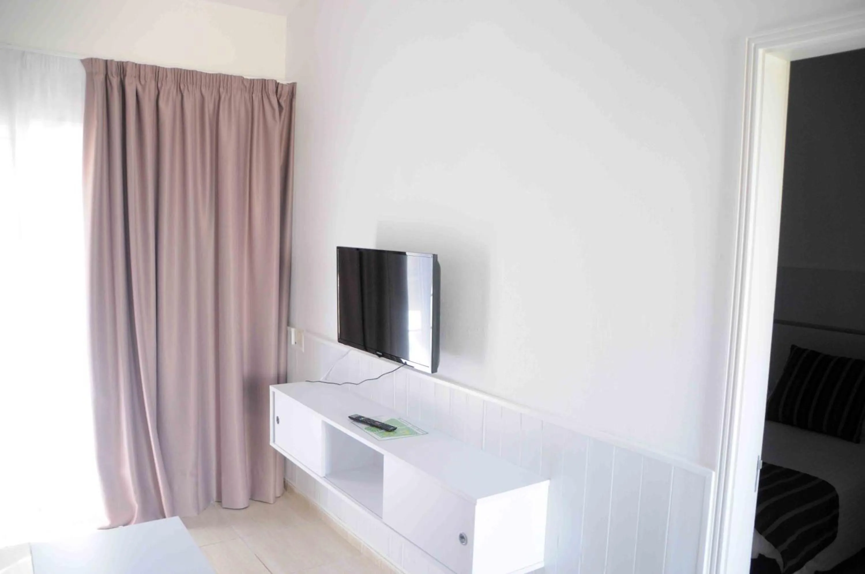 TV and multimedia in Bungalows Los Arcos