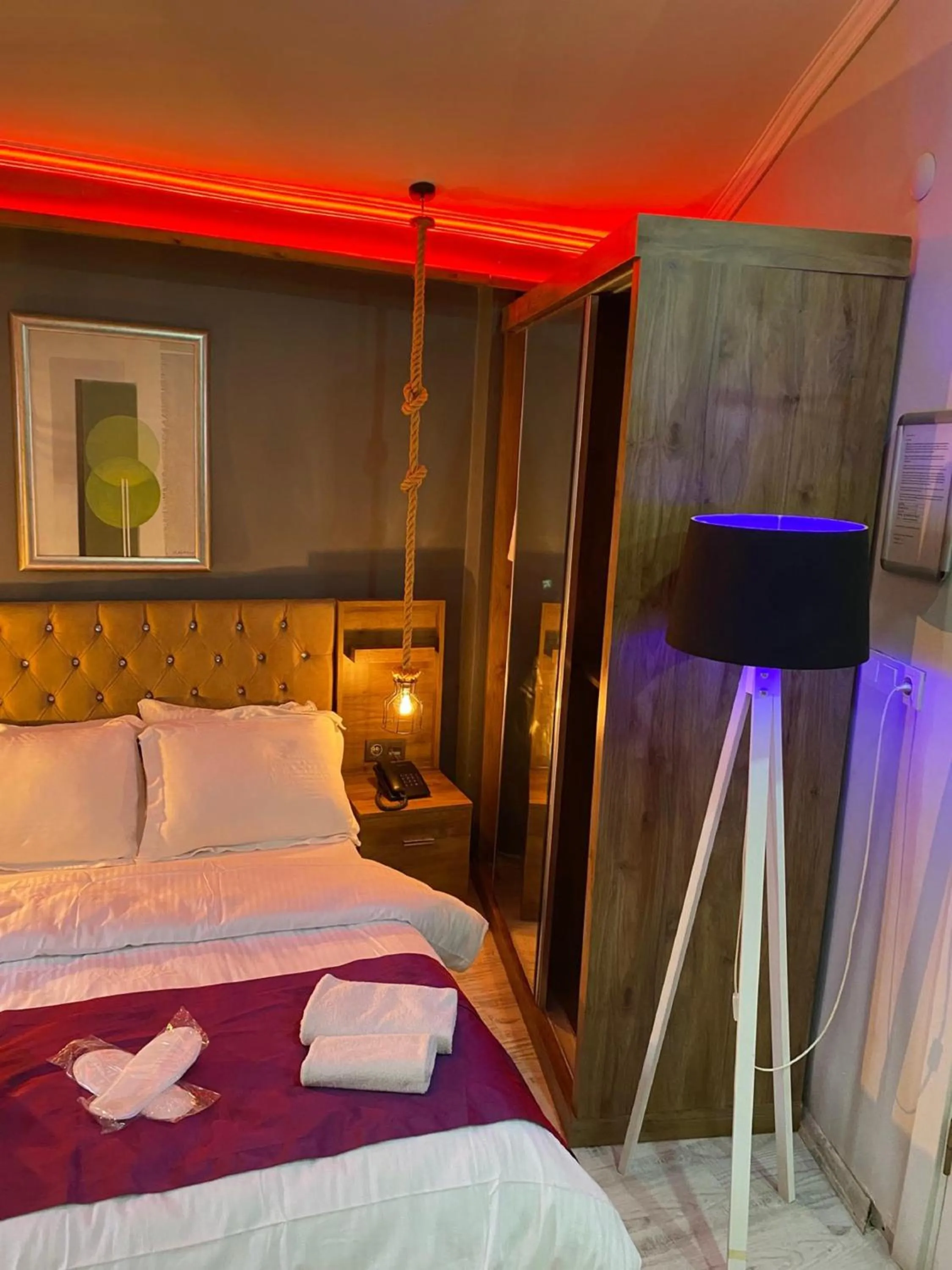 Bedroom, Bed in Chez Bore