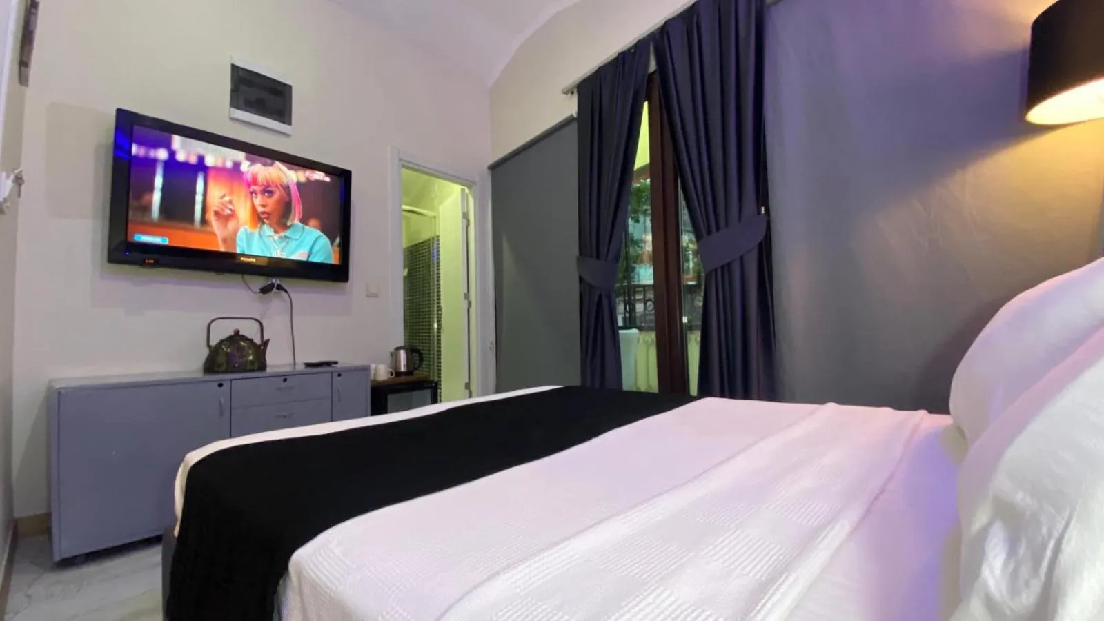 Photo of the whole room, Bed in Chez Bore