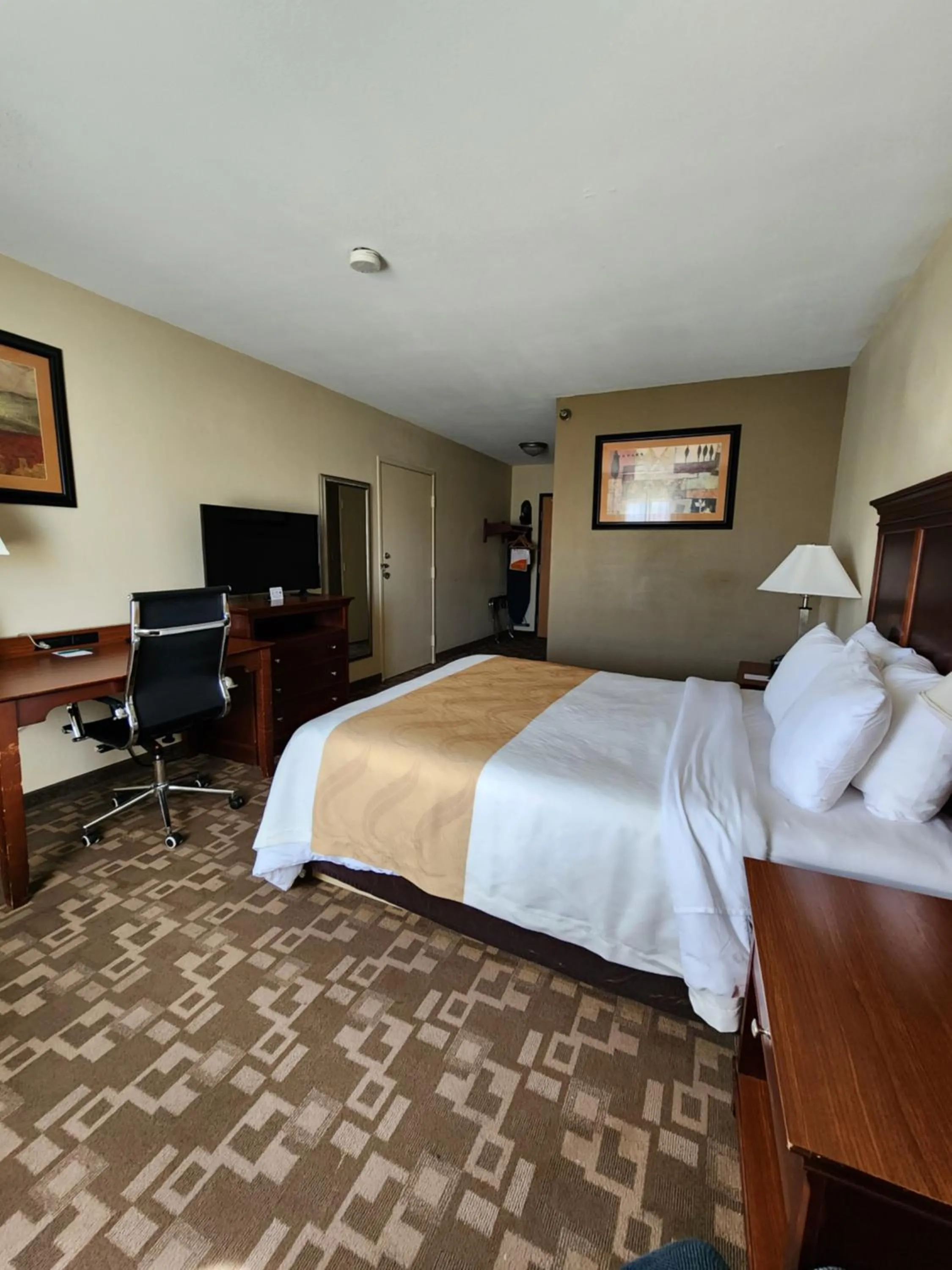 Bedroom, Bed in Quality Inn I-70 at Wanamaker