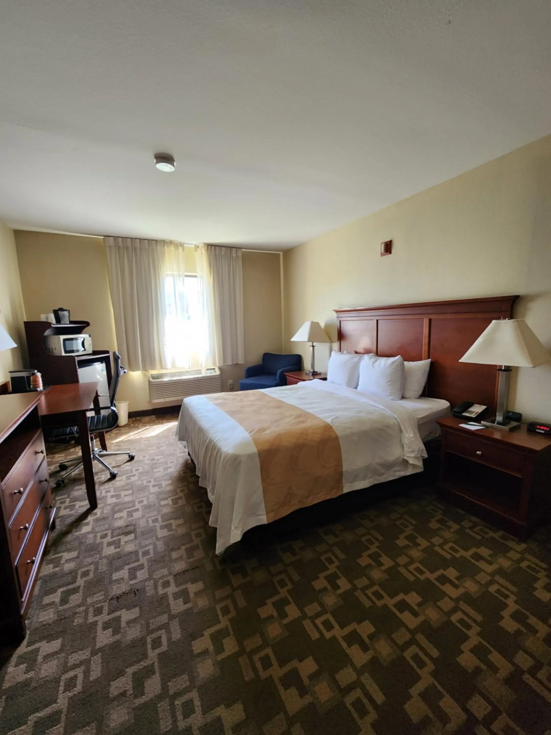 Bedroom, Bed in Quality Inn I-70 at Wanamaker