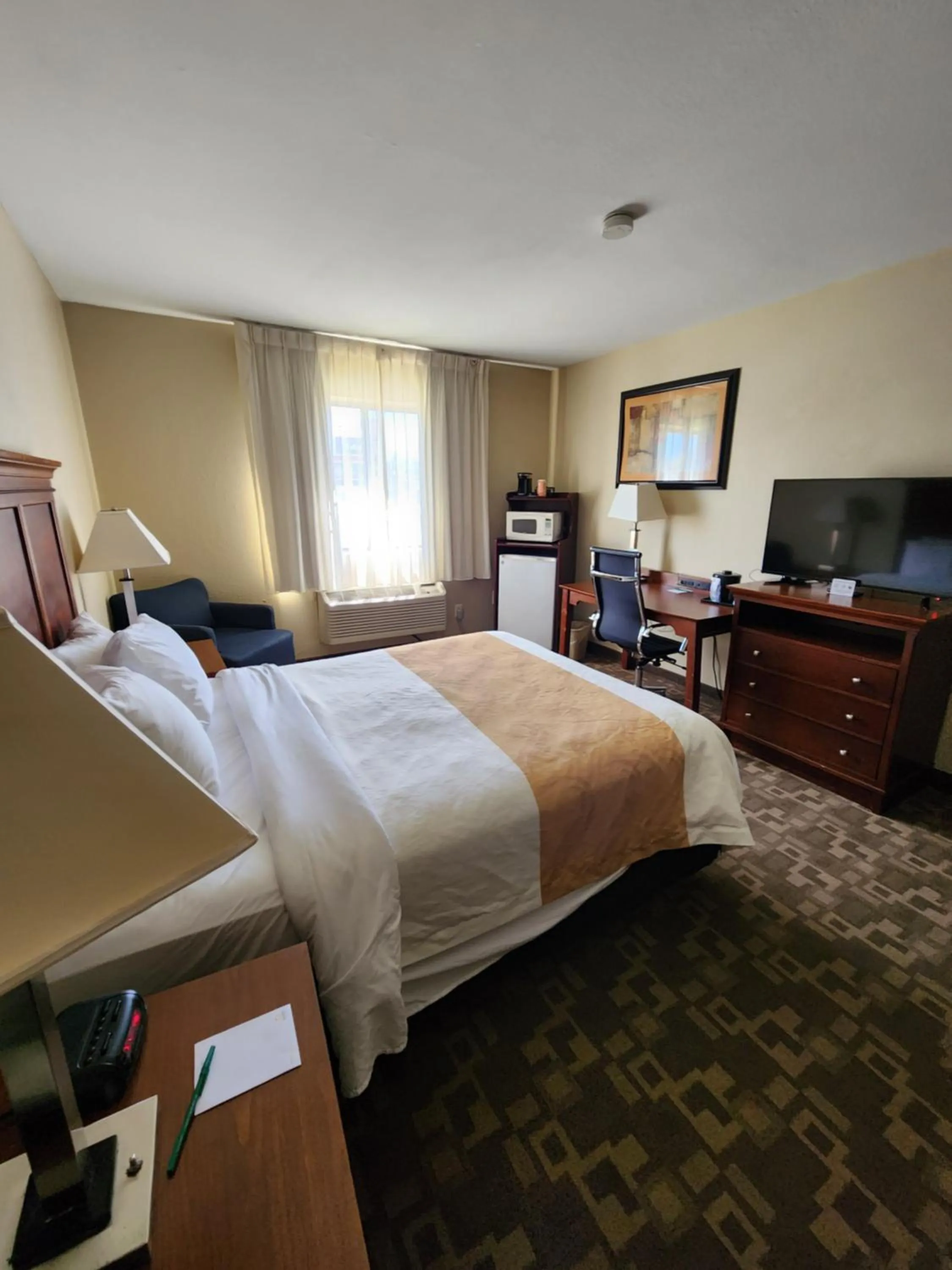 Bedroom, Bed in Quality Inn I-70 at Wanamaker