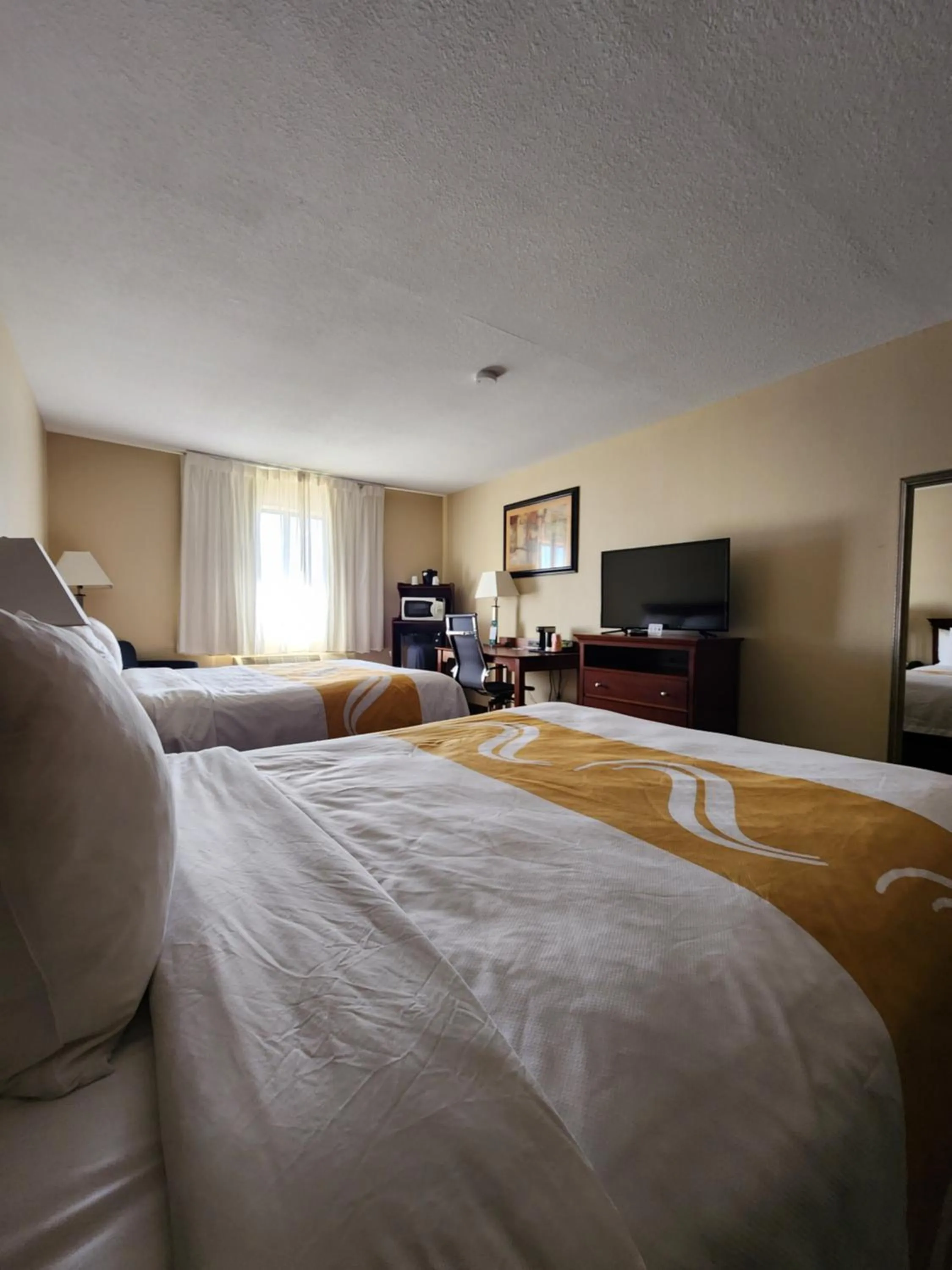 Bedroom, Bed in Quality Inn I-70 at Wanamaker