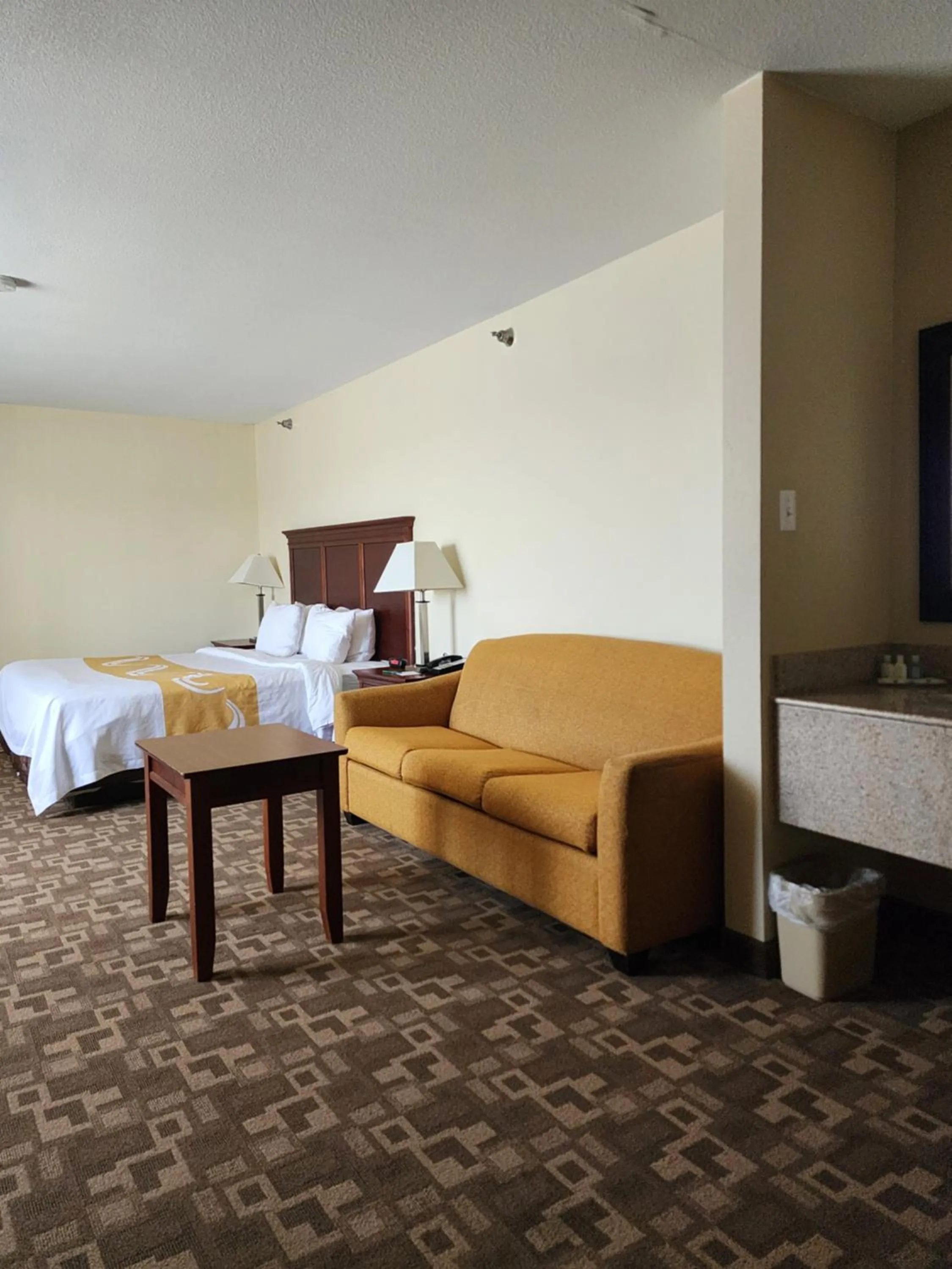 Bedroom, Bed in Quality Inn I-70 at Wanamaker