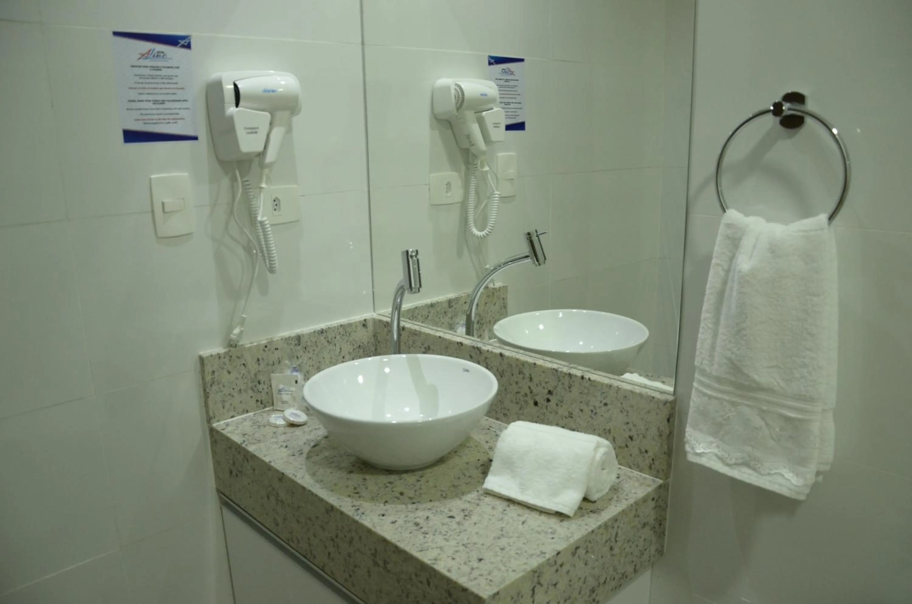 Bathroom in Bristol Aline Alagoas