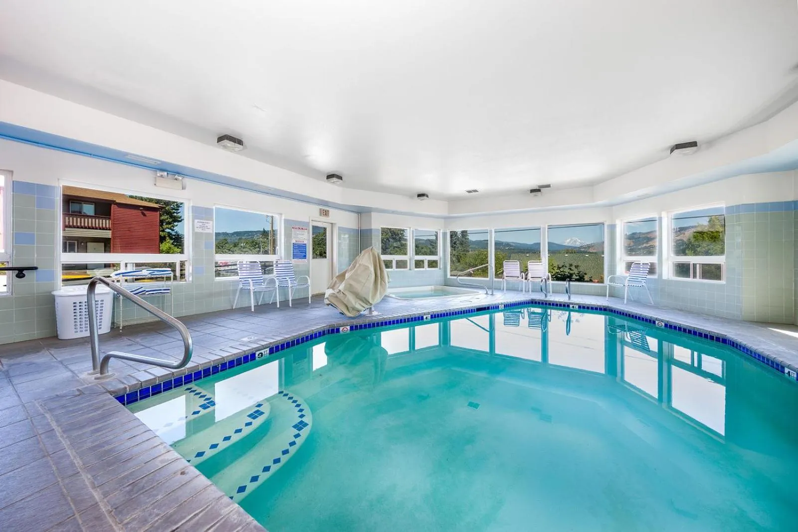 Swimming pool in Riverview Lodge