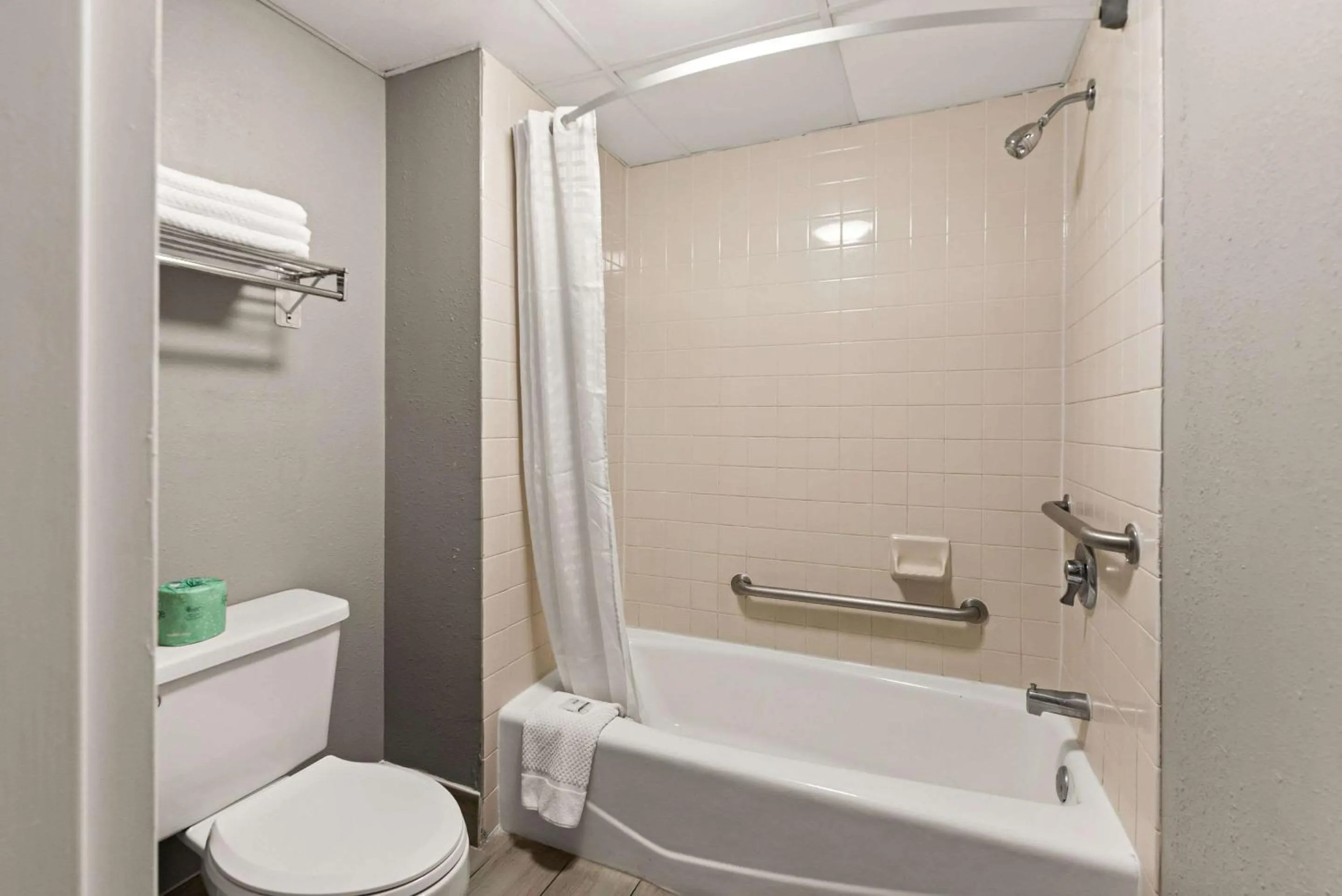 Bedroom in Rodeway Inn