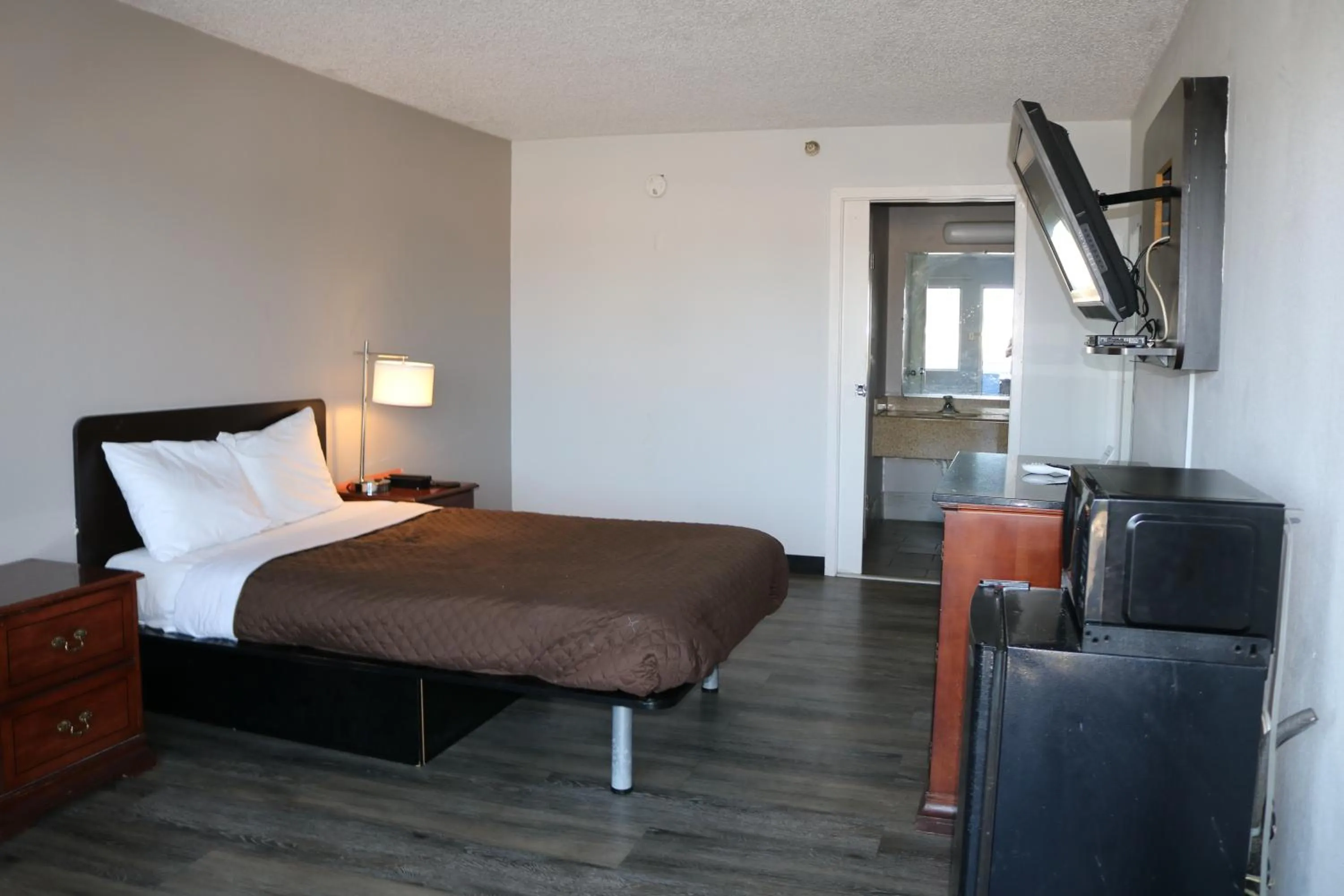 Bedroom, Bed in Rodeway Inn