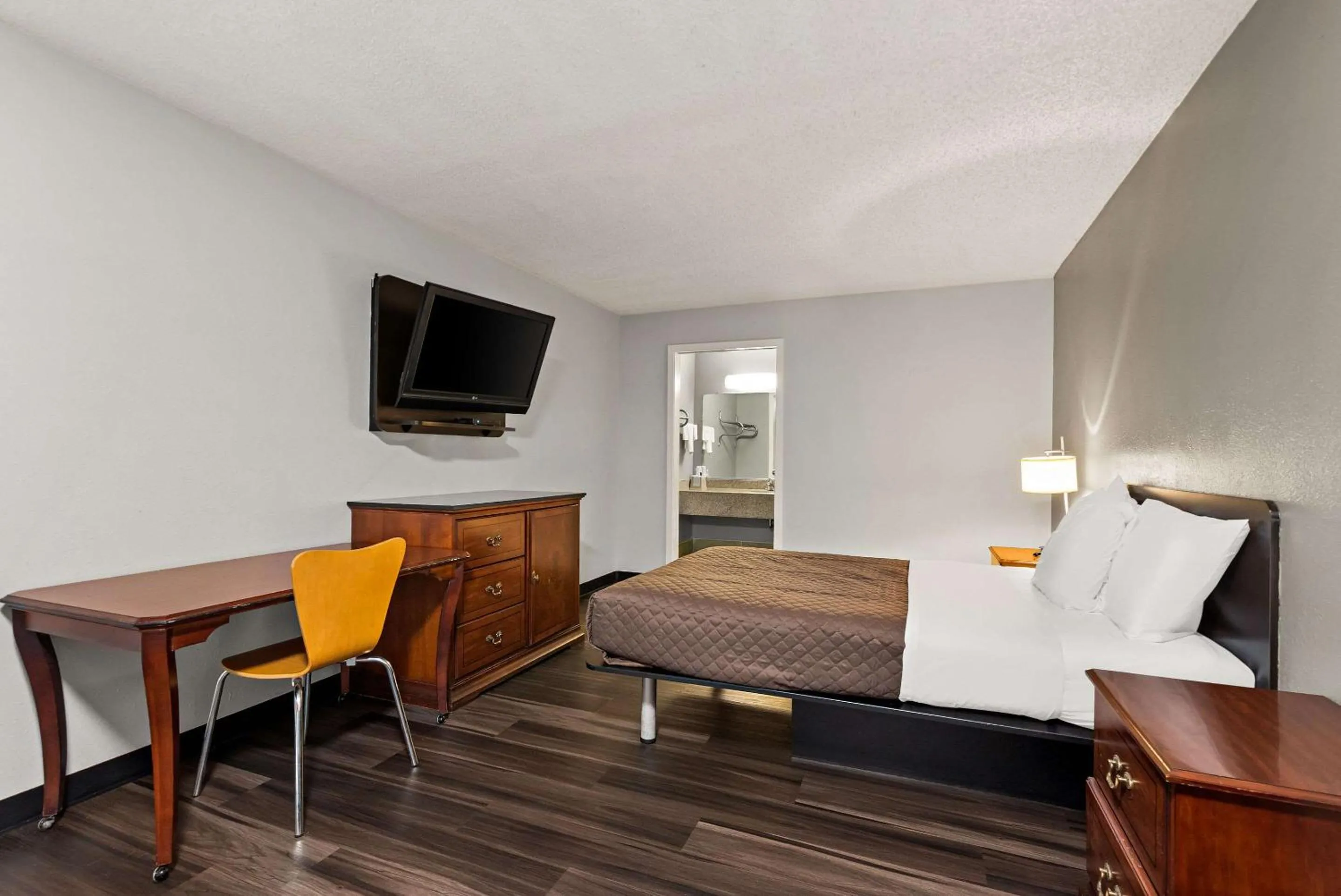 Bedroom, Bed in Rodeway Inn