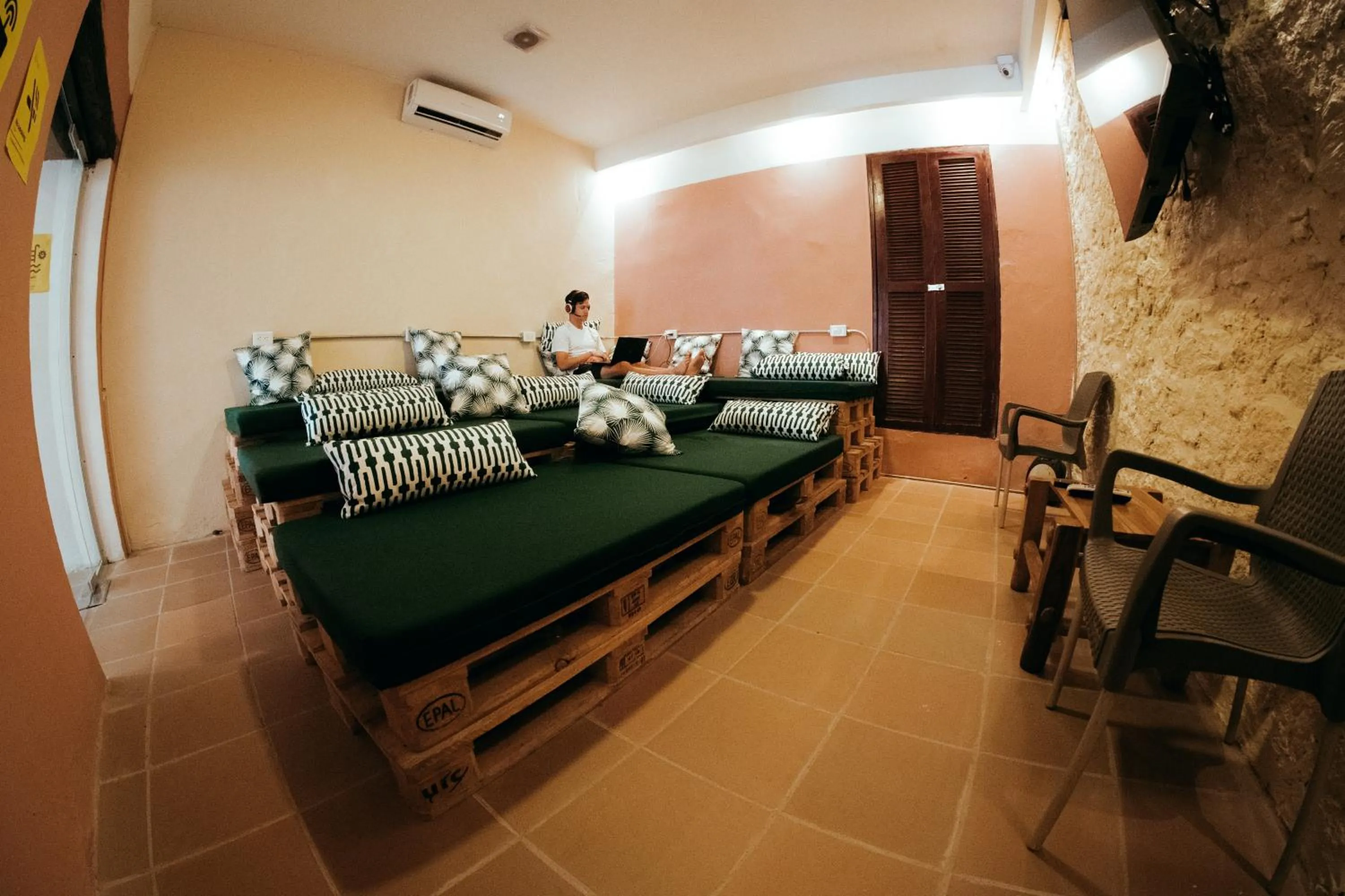 Communal lounge/ TV room, Bed in Viajero Cartagena - Centro Hostel