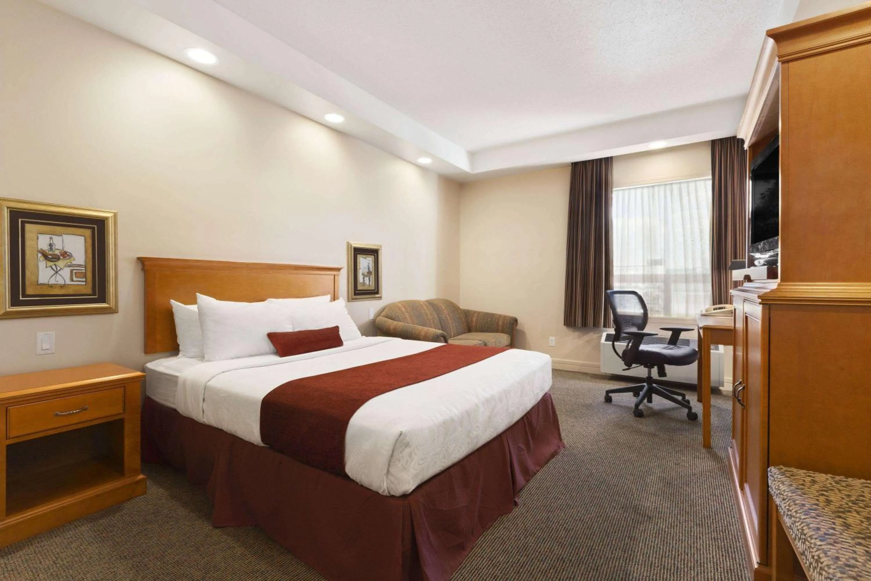 Photo of the whole room, Bed in Travelodge by Wyndham Spruce Grove