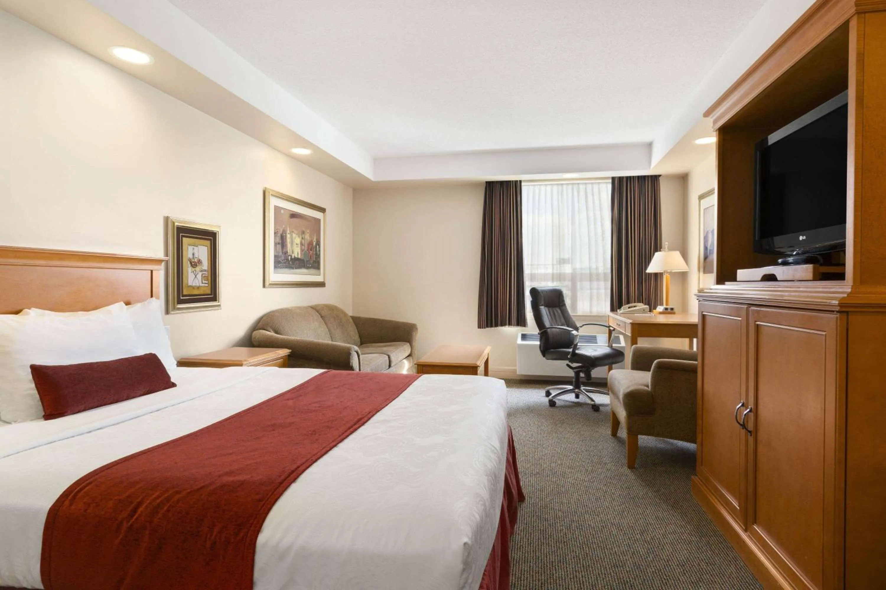 Photo of the whole room, Bed in Travelodge by Wyndham Spruce Grove