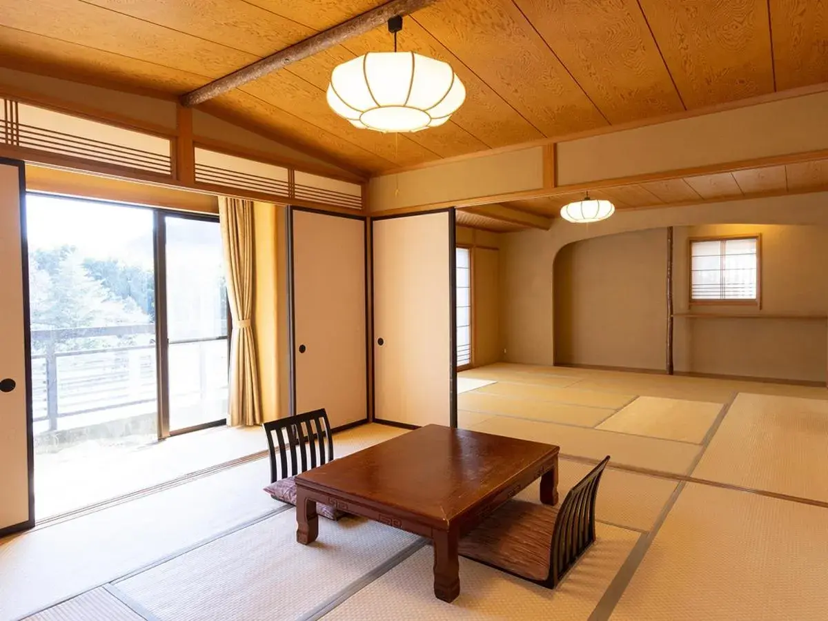 Deluxe Family Room in Izu Nagaoka Kinjokan Deluxe Family Room in Izu Nagaoka Kinjokan
