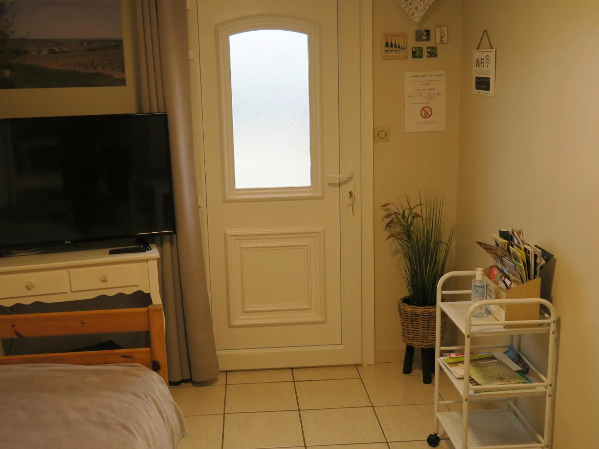 TV and multimedia, Bed in Les Collinades de Chalons