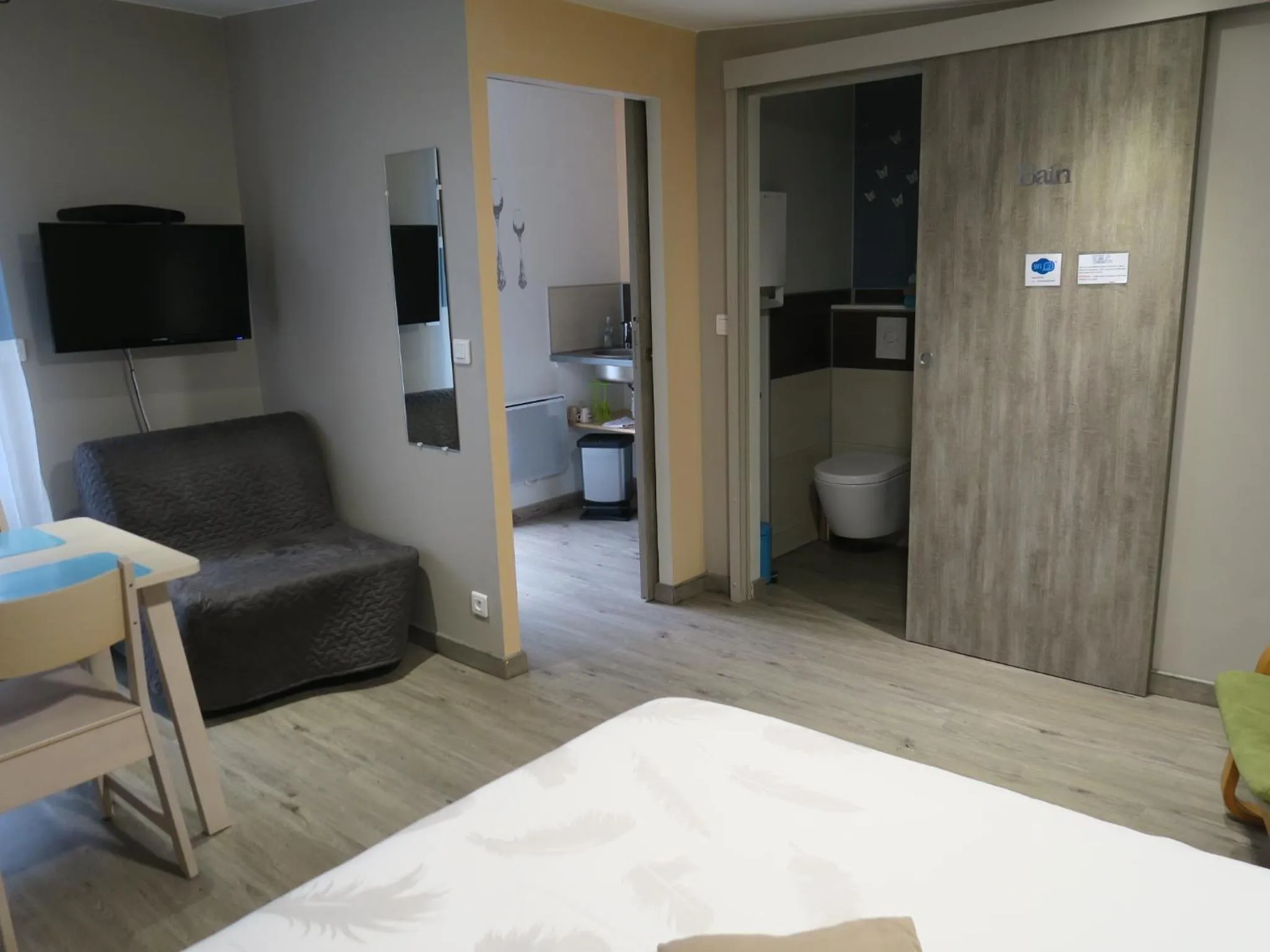 Photo of the whole room, Bed in Les Collinades de Chalons