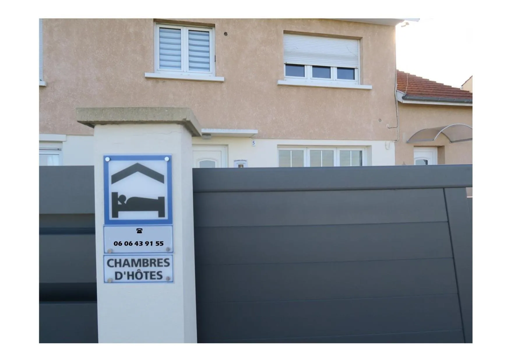 Facade/entrance in Les Collinades de Chalons