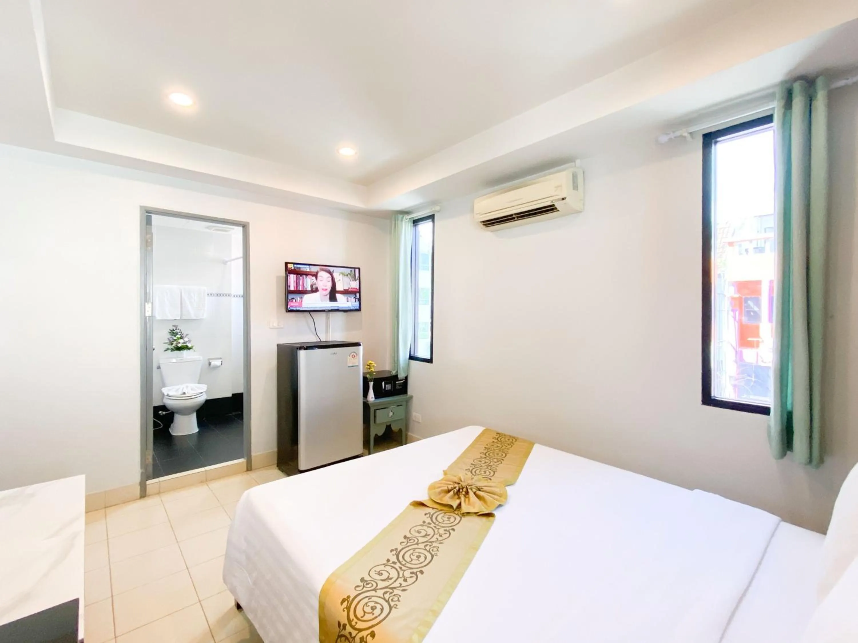 Photo of the whole room, Bed in The Corner