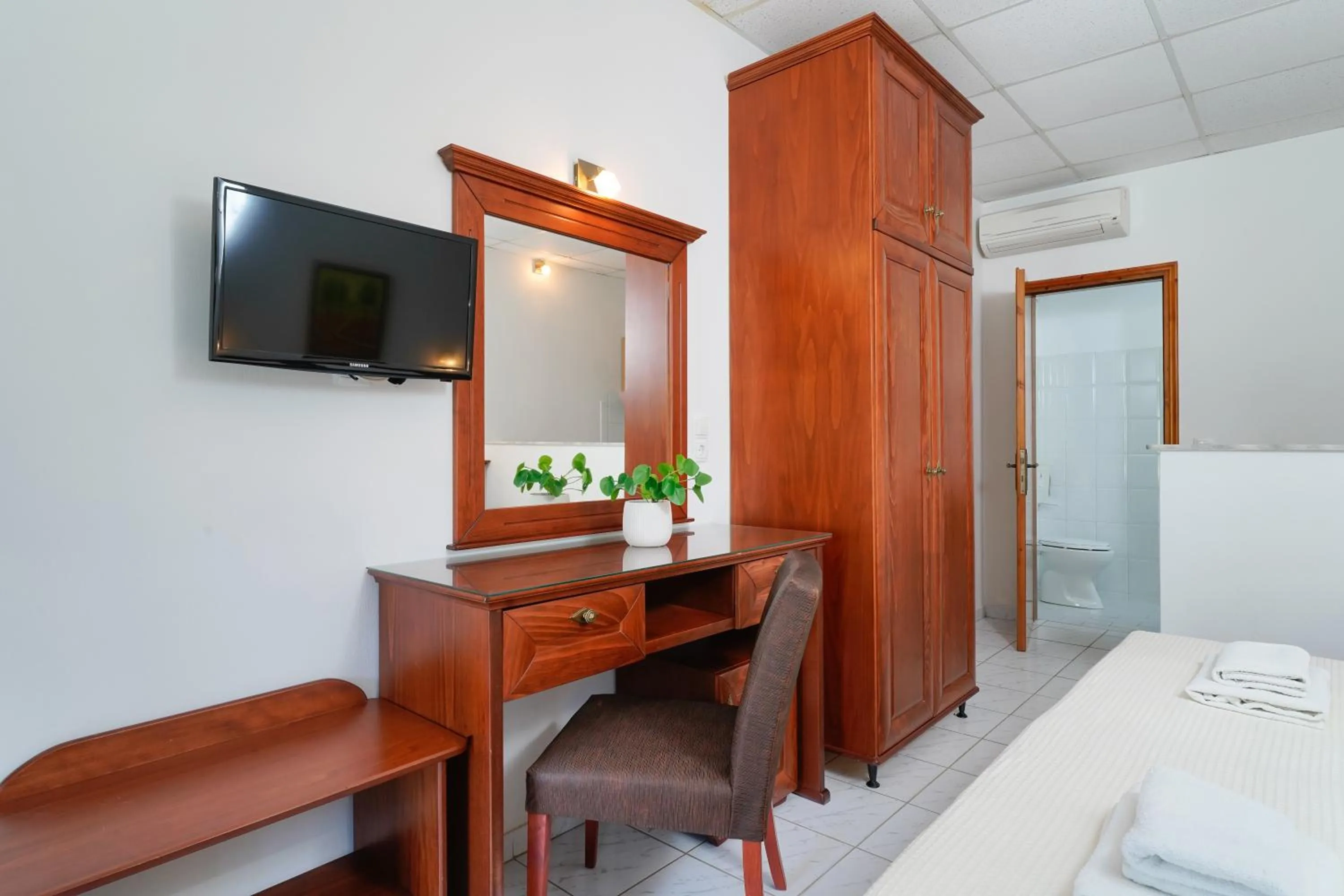 TV and multimedia, Bed in Kamelia & Semeli Hotel