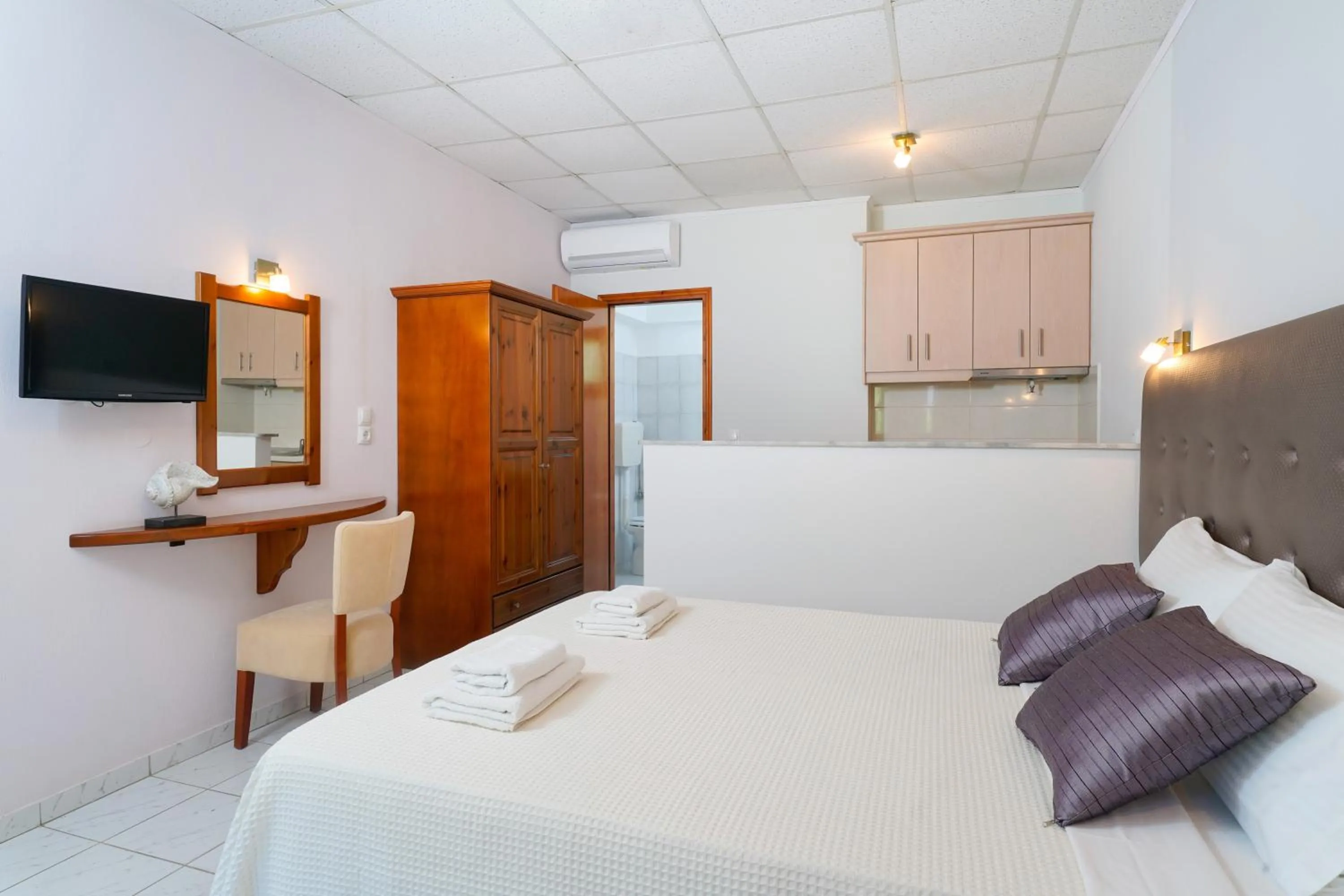 Bed in Kamelia & Semeli Hotel