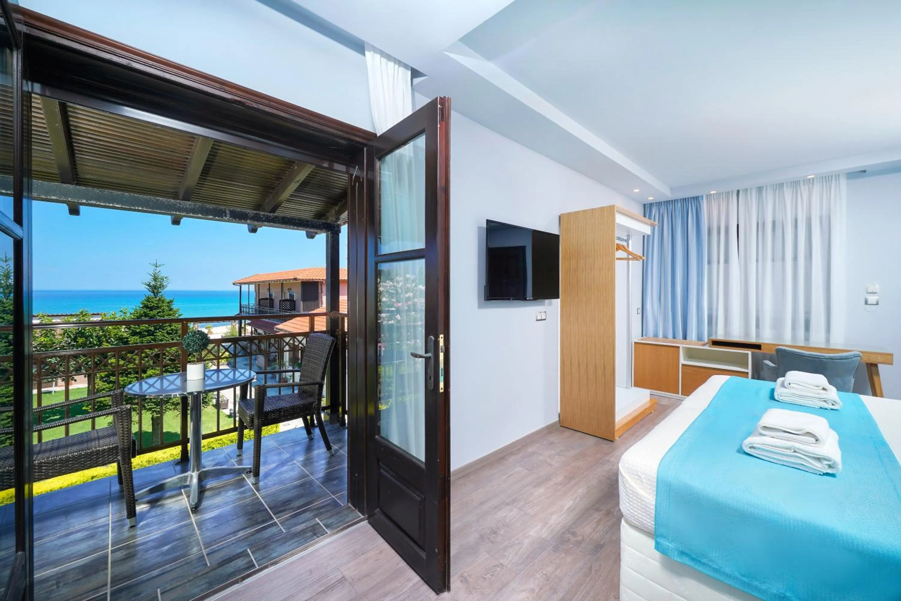 TV and multimedia, Bed in Kamelia & Semeli Hotel