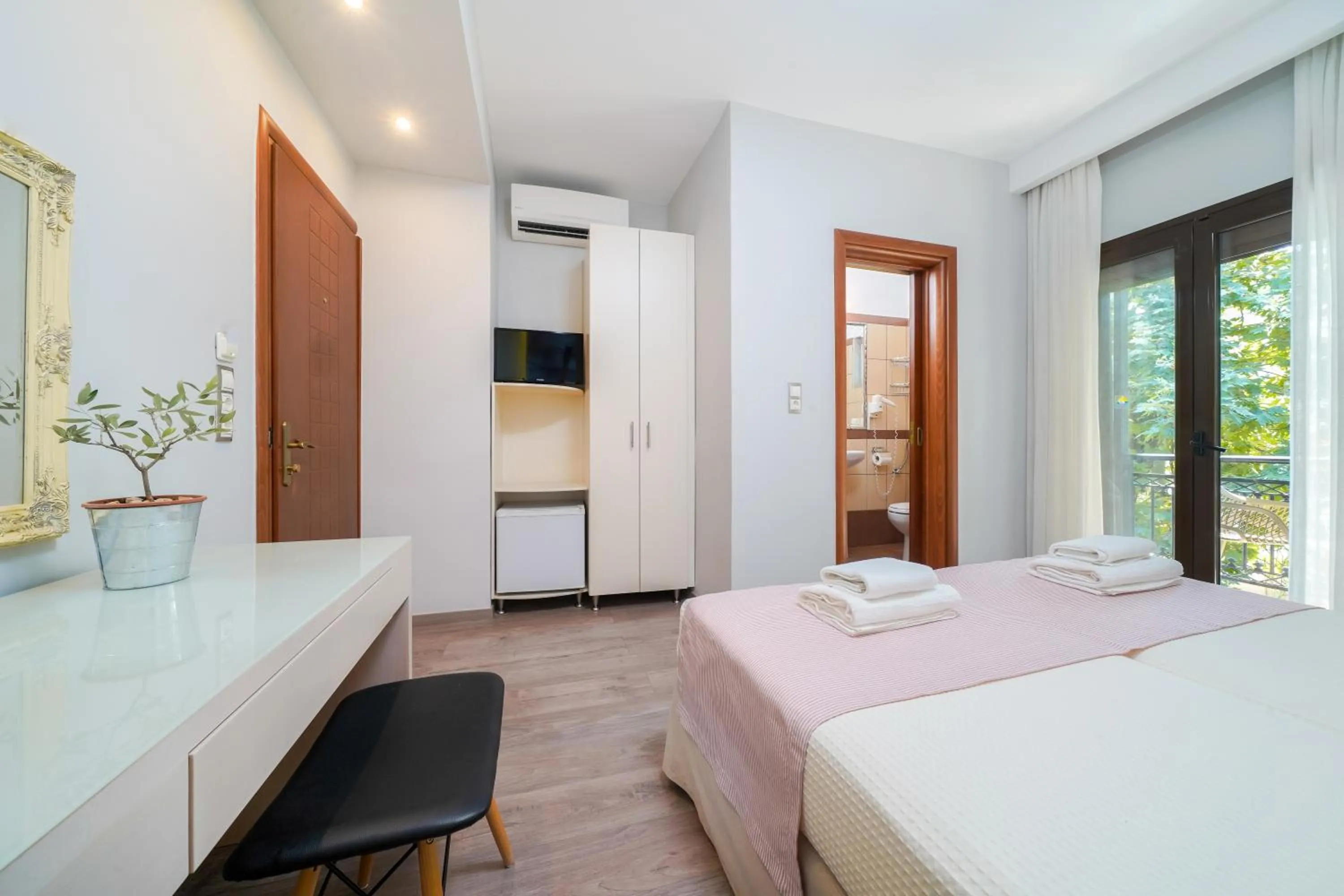 TV and multimedia, Bed in Kamelia & Semeli Hotel