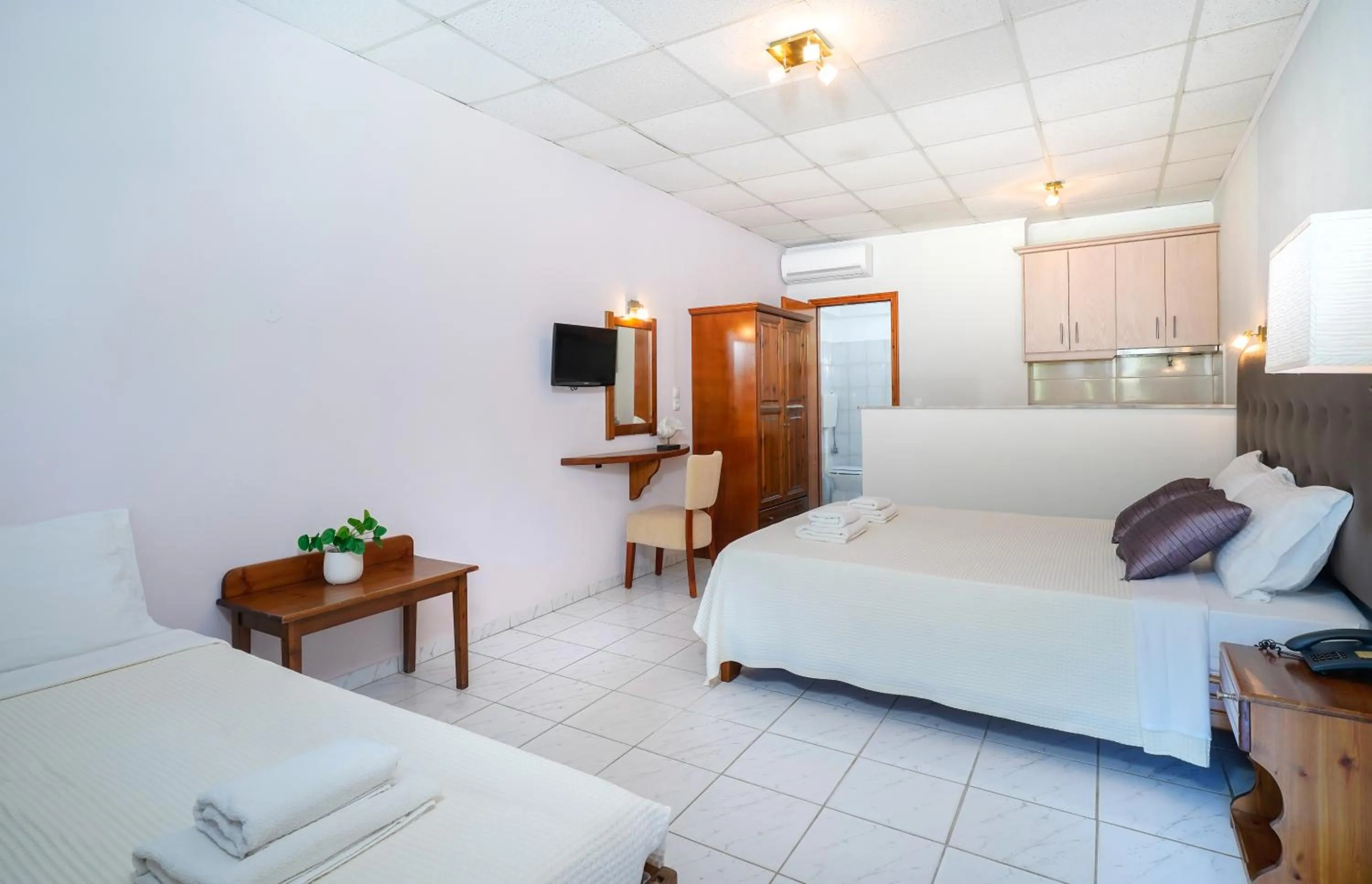 wardrobe, Bed in Kamelia & Semeli Hotel