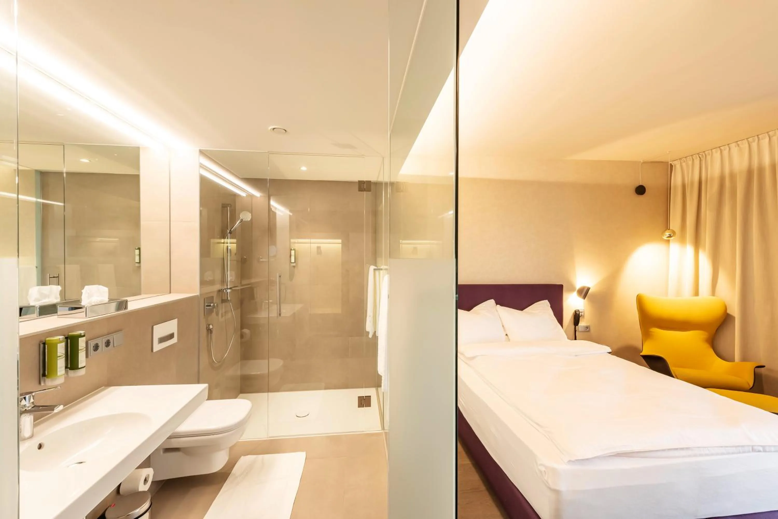 Shower, Bed in Hotel Gasthof Fischer