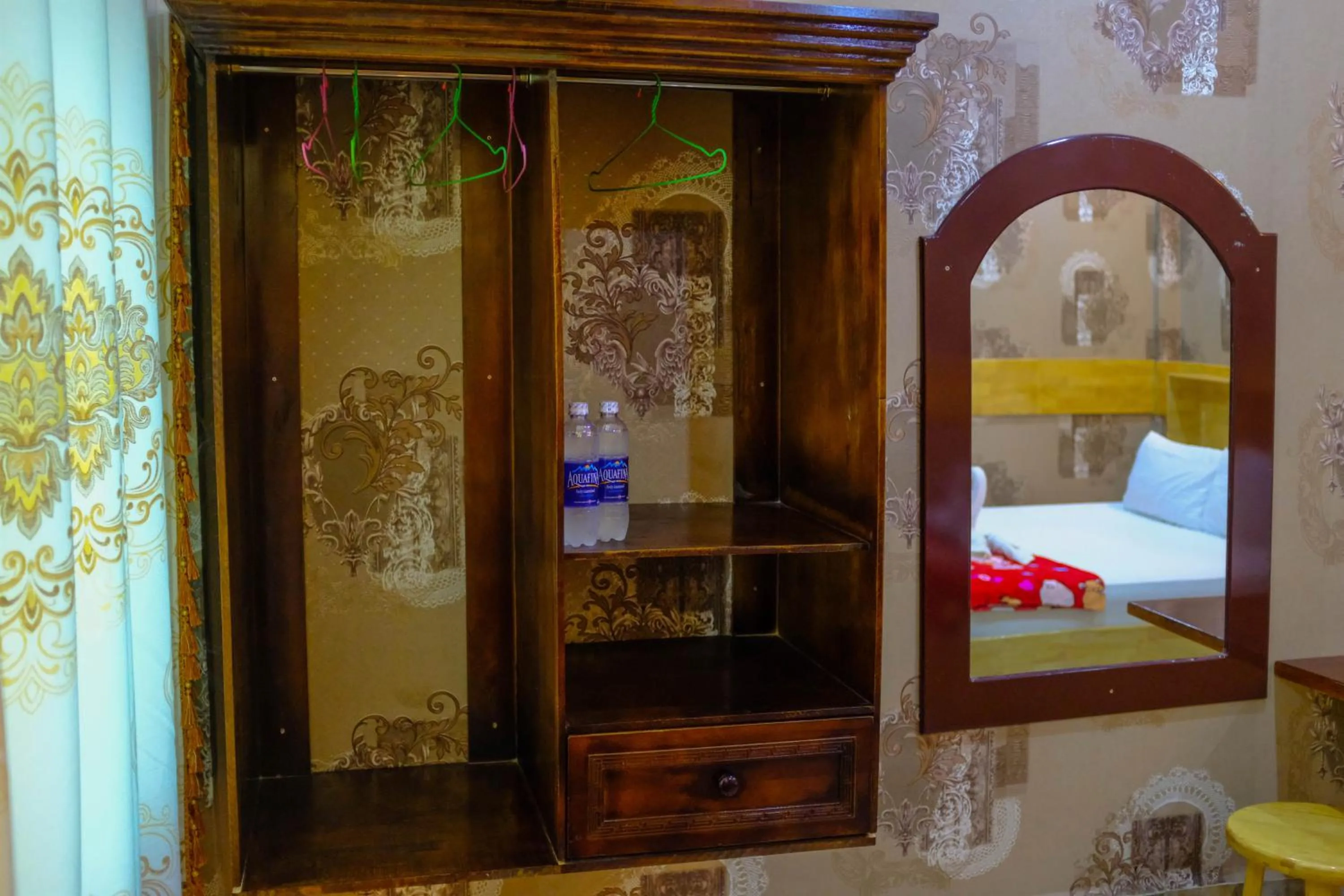 wardrobe, Bed in Por Chey