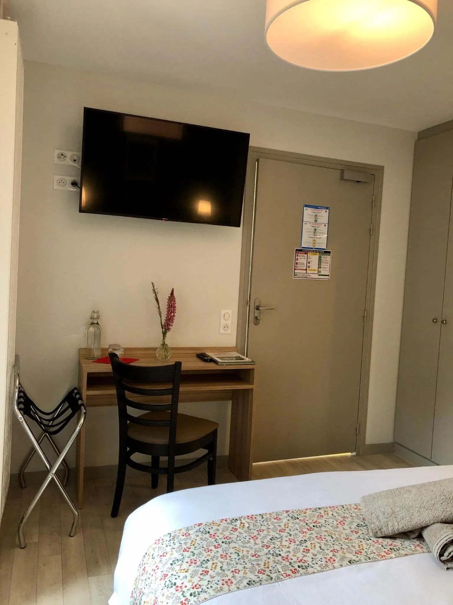 Bedroom, Bed in Auberge du Cezallier