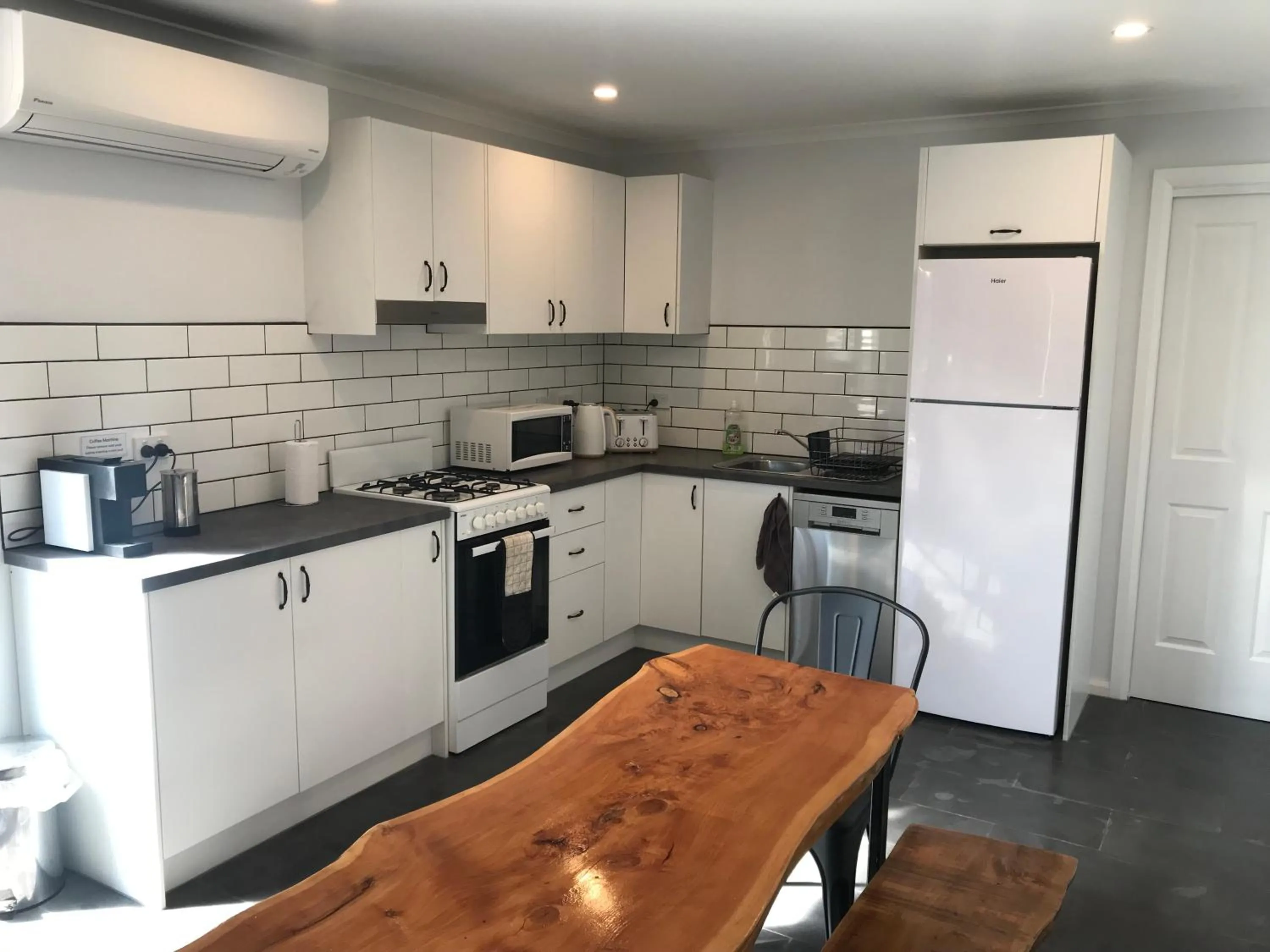 Kitchen or kitchenette in Derby Digs Barn