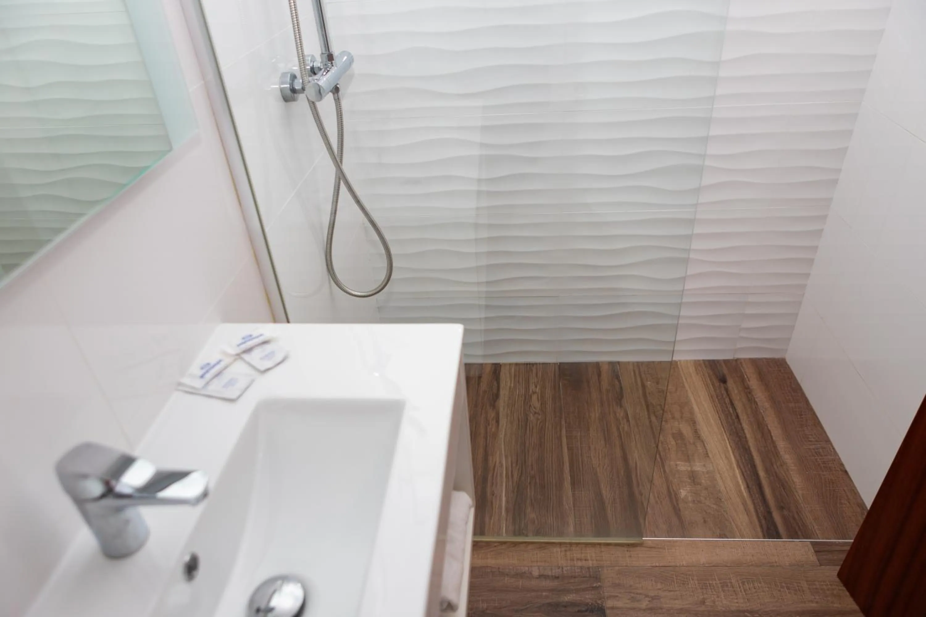 Shower in Hotel Haromar